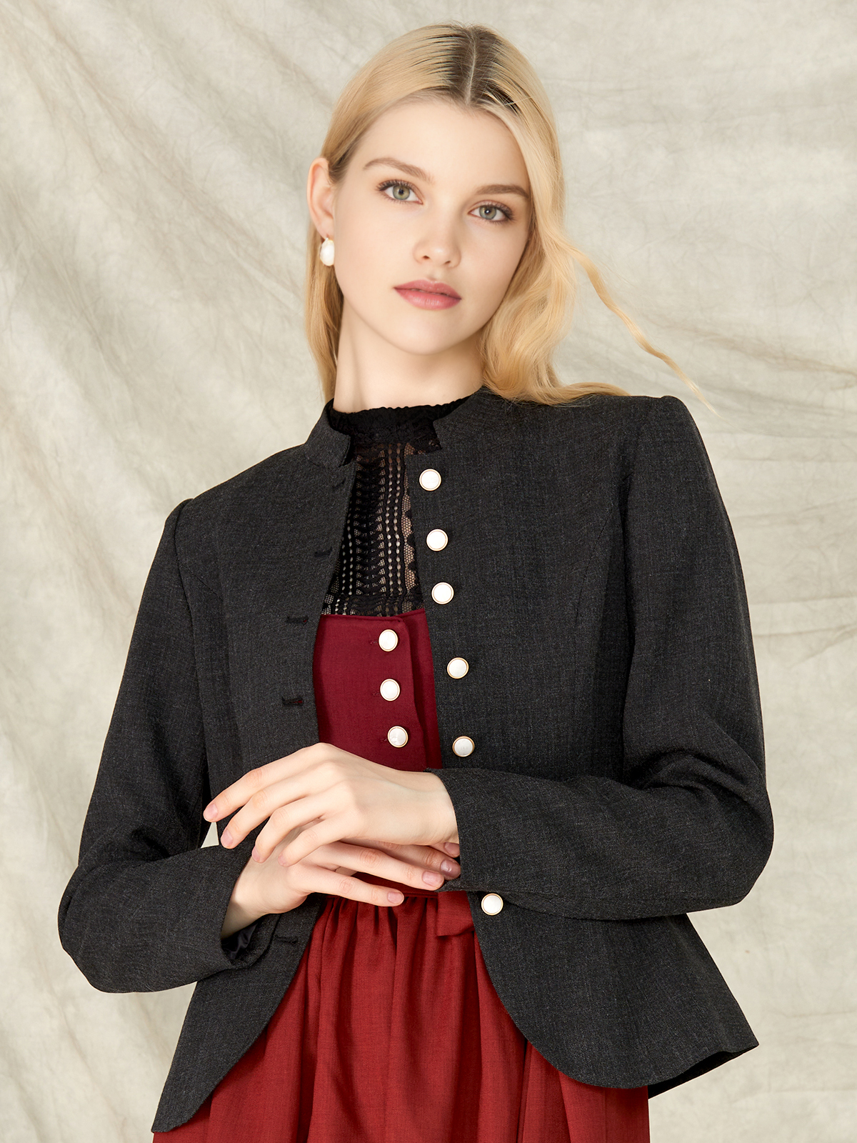 Dirndl mit schwarzer Jacke