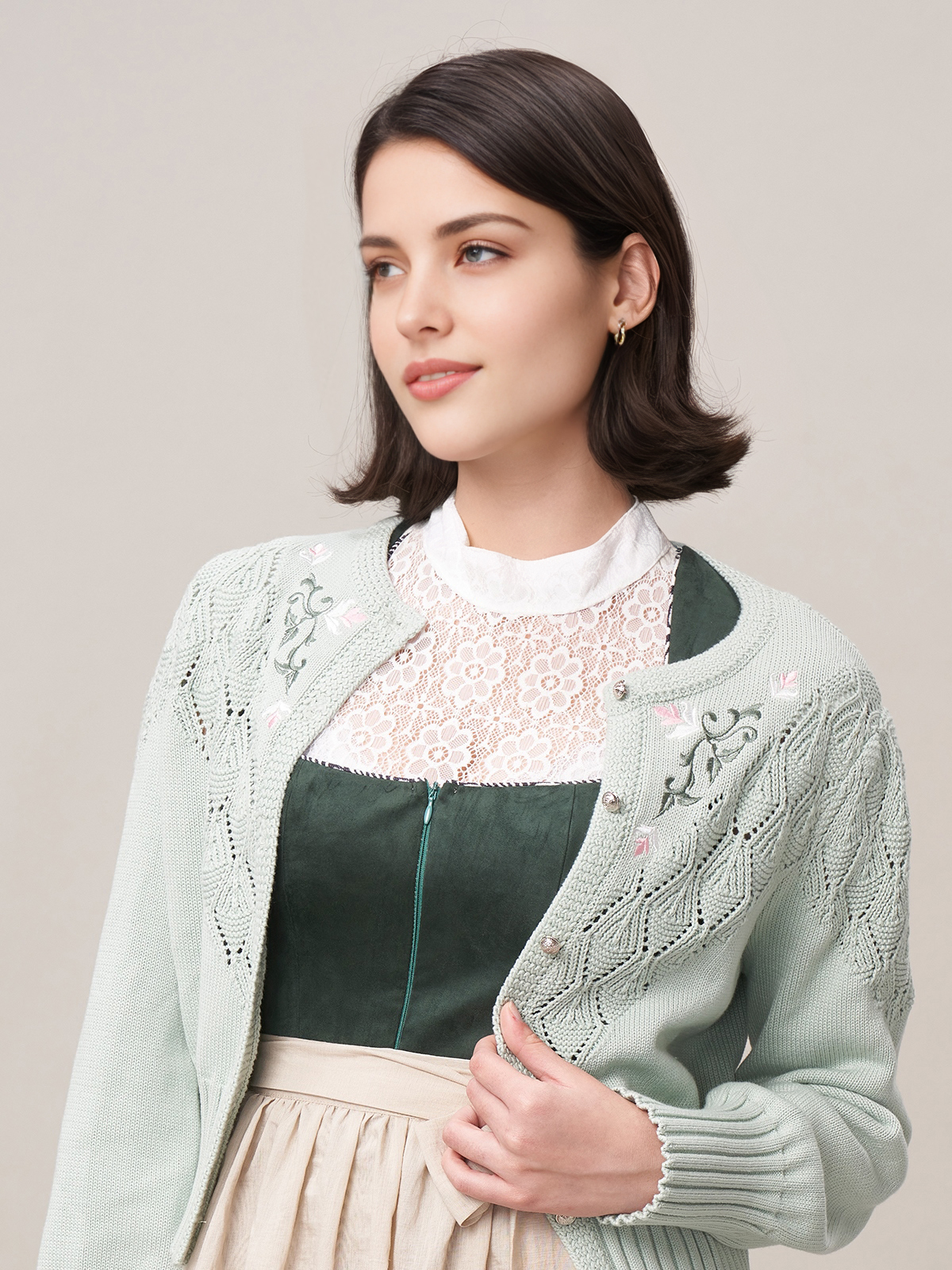 Modernes Dirndl in Blau mit figurbetonter Silhouette