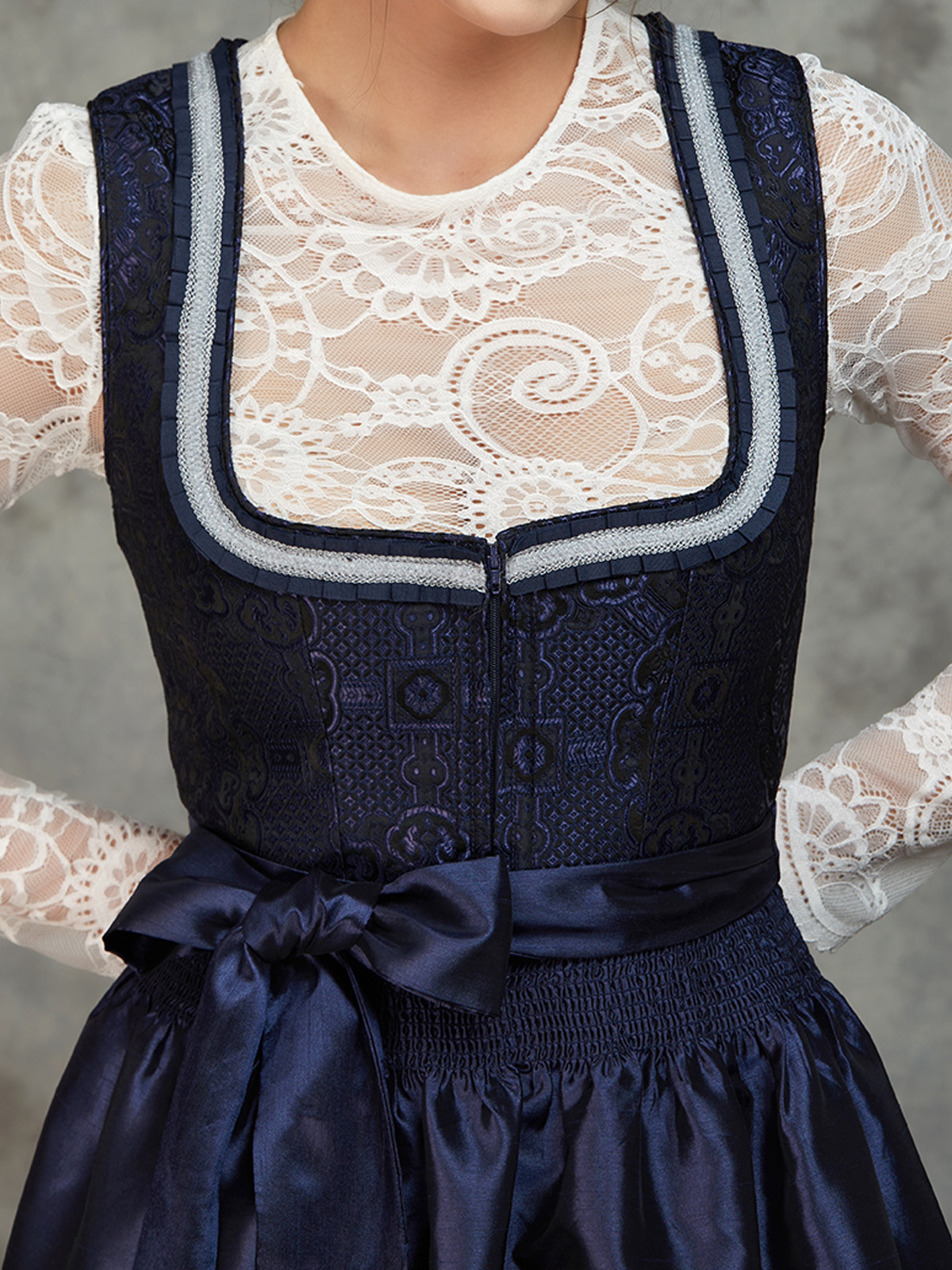 Dirndlbluse kurzarm in Blau