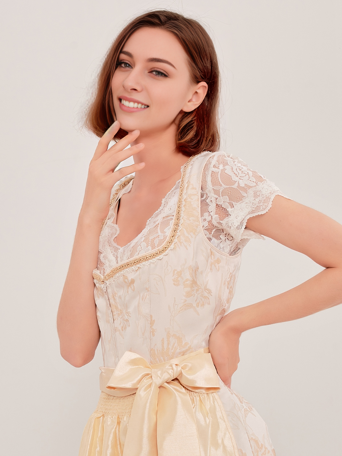 Traditioneller gelber Dirndl mit handgestickten Blumenmotiven