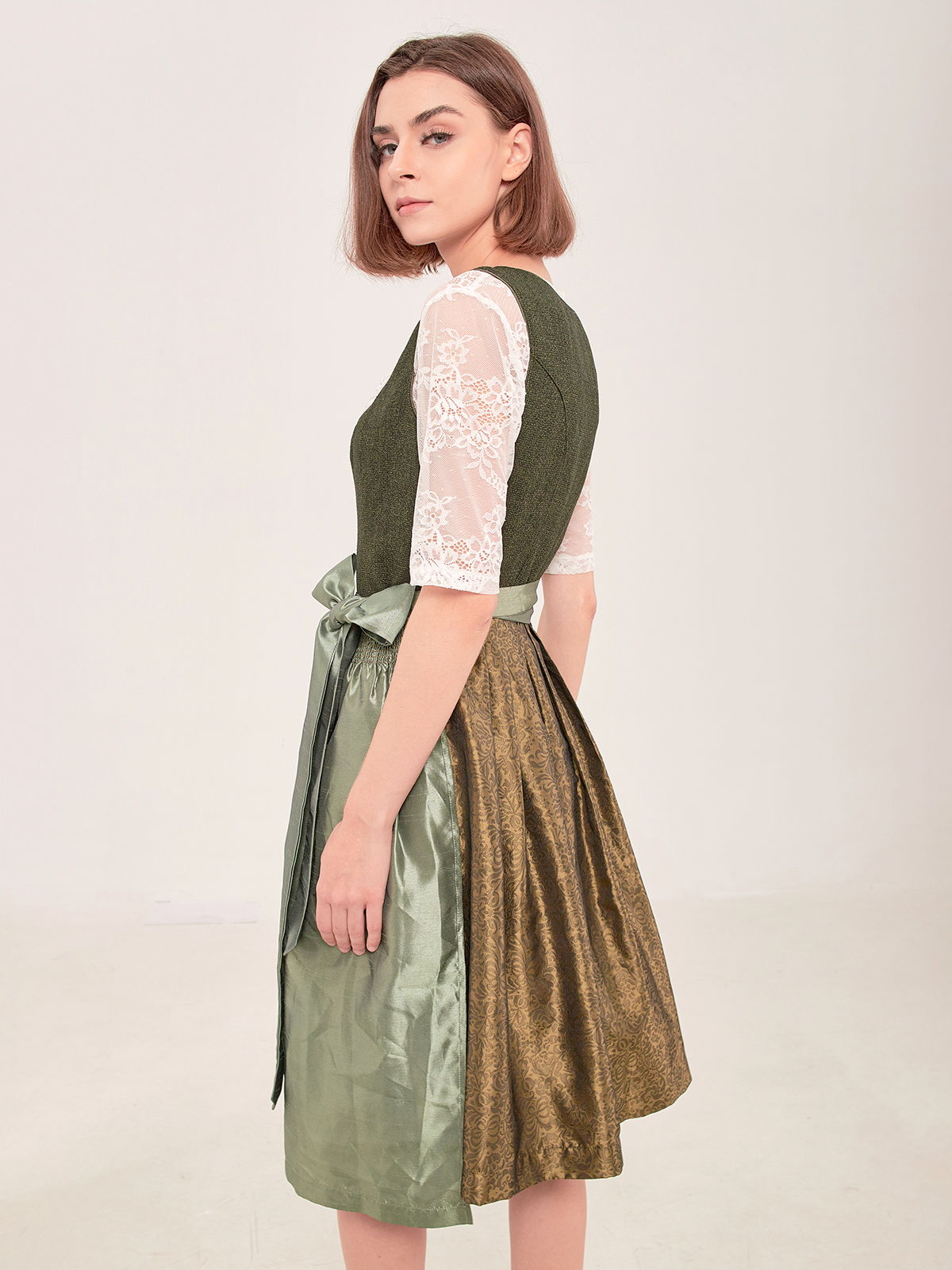 Dirndl in Grün mit floralen Details