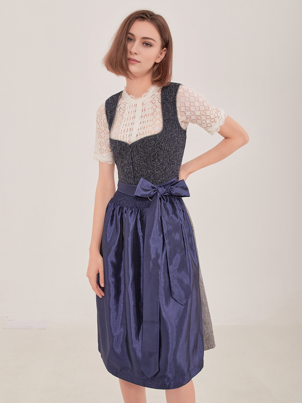 Dirndl in Blau mit 70 cm Länge