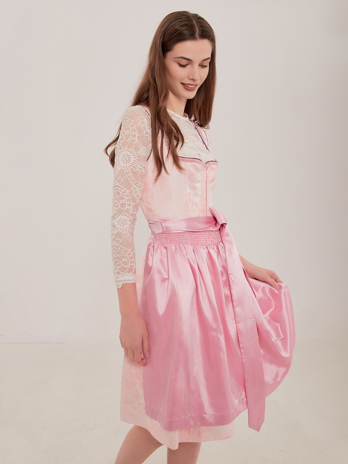 Pink Dirndl mit floralen Details