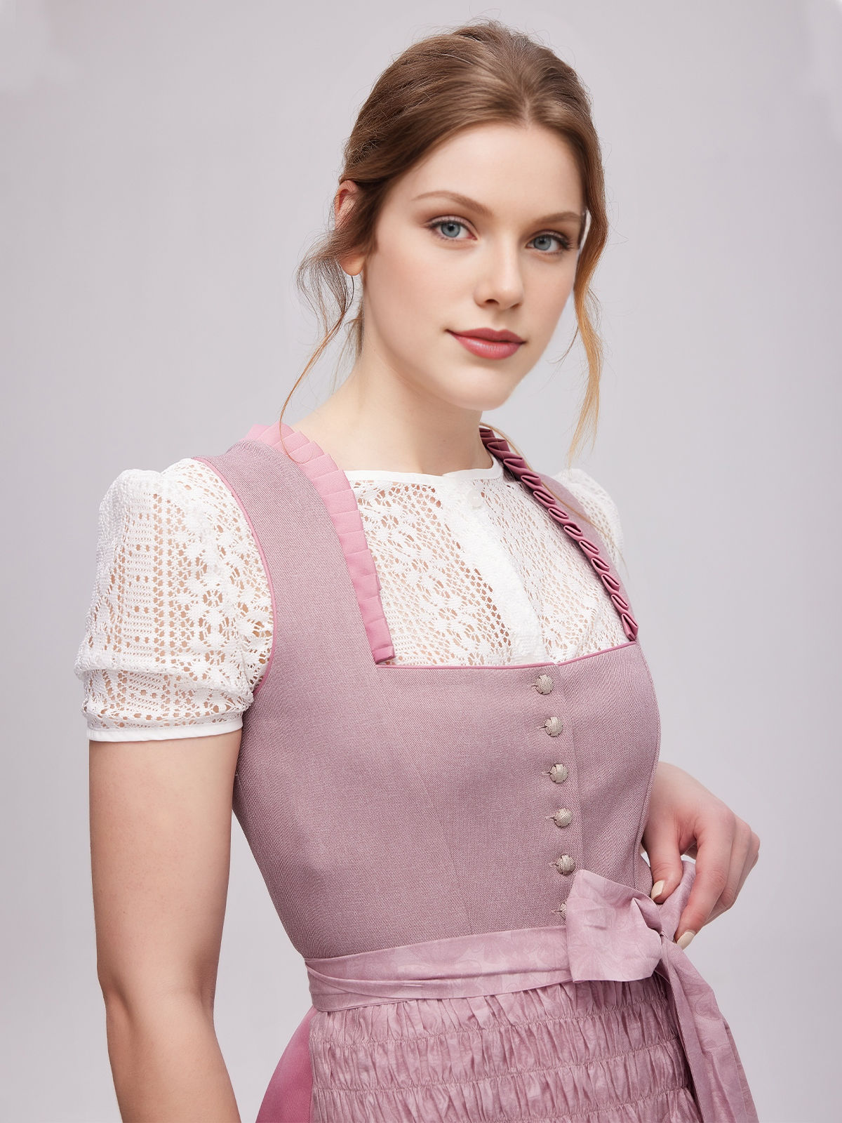 Dirndl in samtigem Rot – ein Blickfang auf jedem Fest