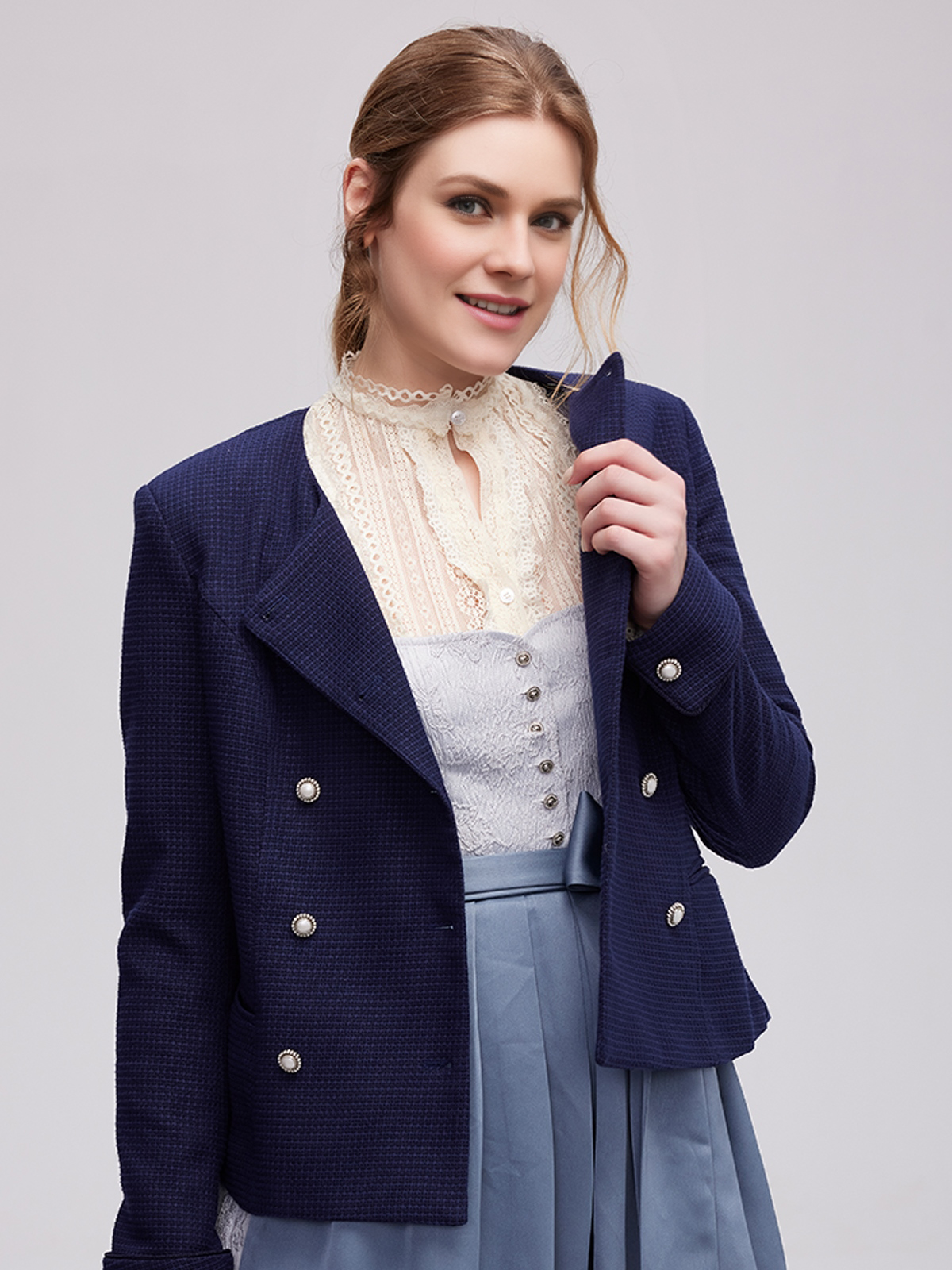 Modernes blaues Dirndl mit eleganter Schnürung