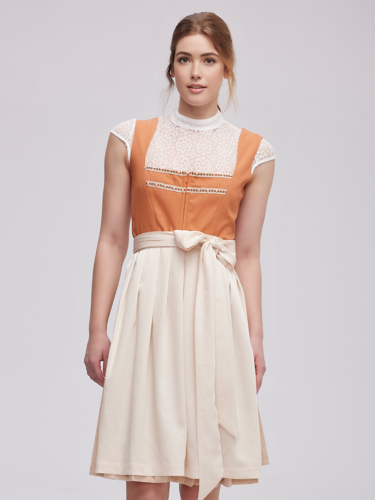 Dirndl in dunkelblau mit samtigem Stoff