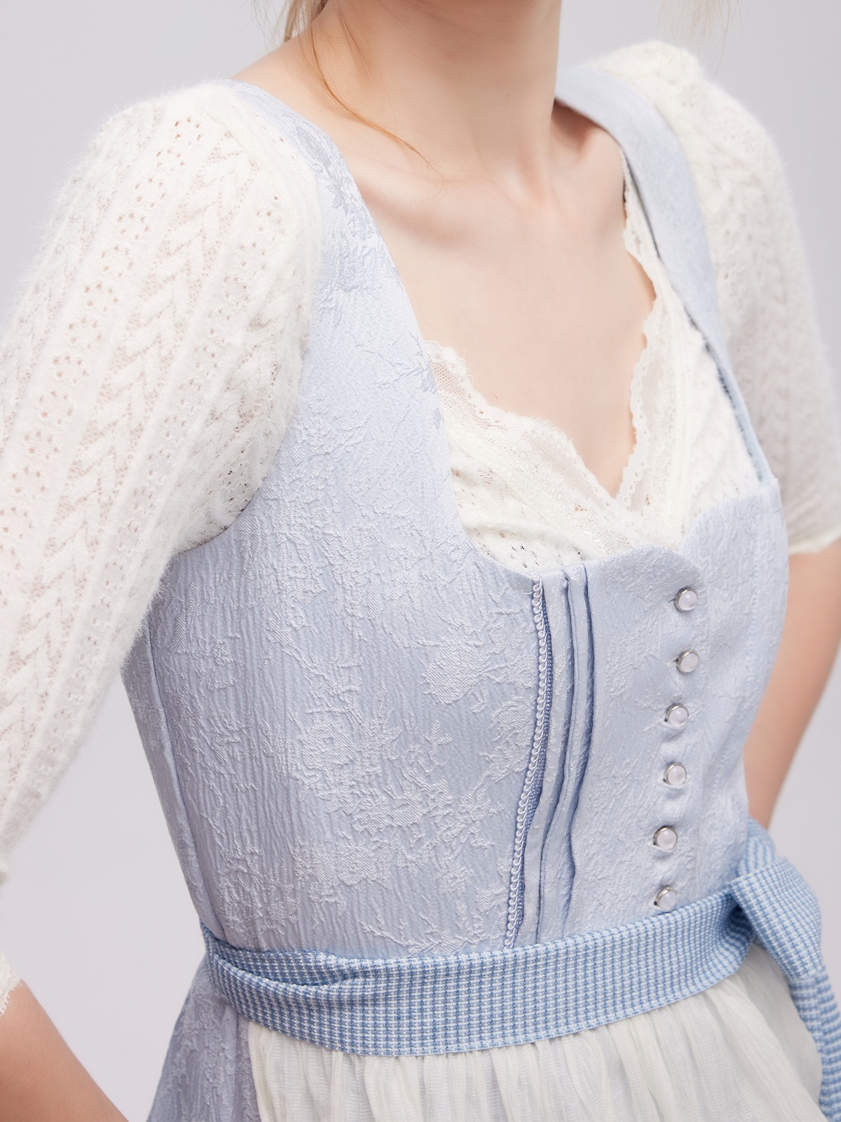 Ein elegantes grünes Dirndl mit passenden Accessoires