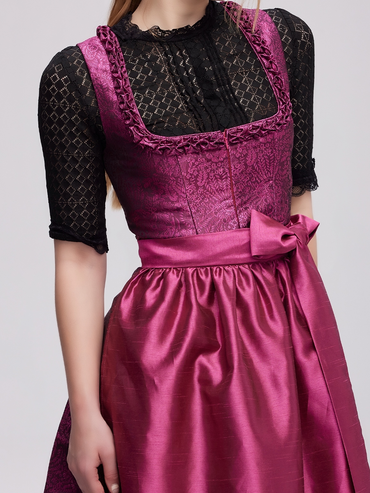 Dirndl mit pinkem Ausschnitt