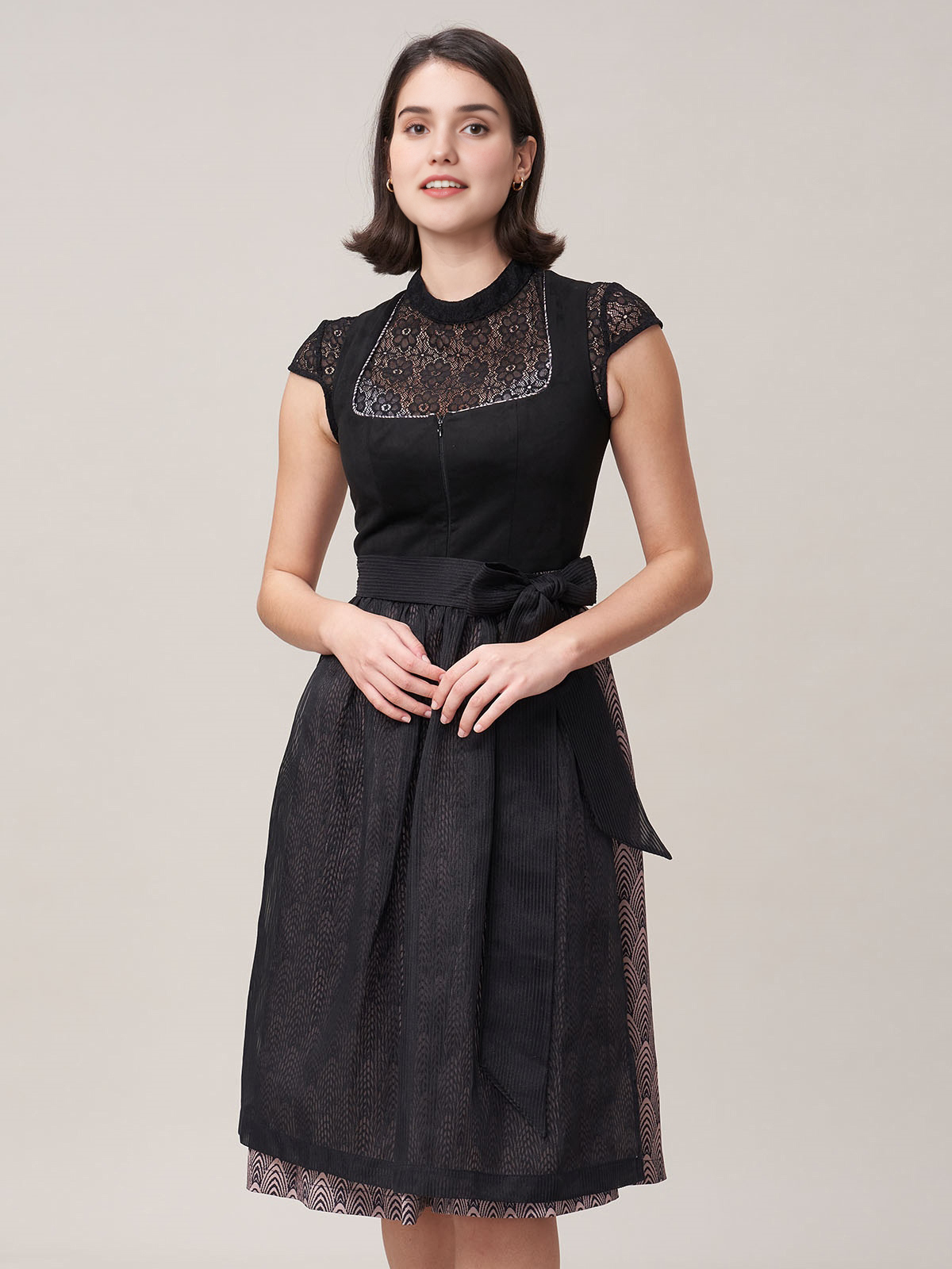 Modernes Dirndl in Schwarz mit schmaler Silhouette