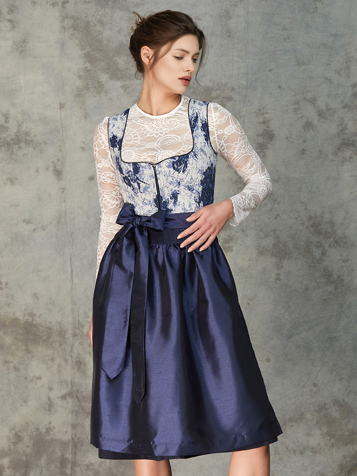 Dirndlbluse halbarm in Blau mit floralen Details