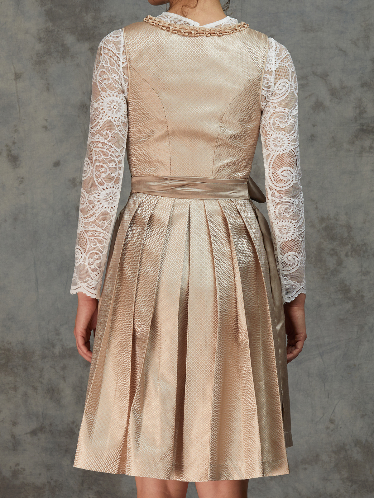 Modernes Dirndl in Beige