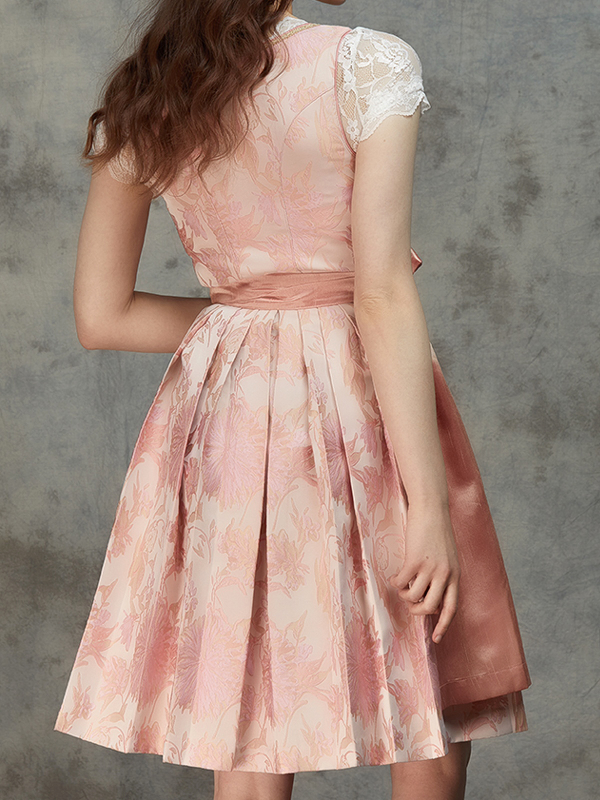 Modernes Dirndl in Rosa mit schlankem Schnitt