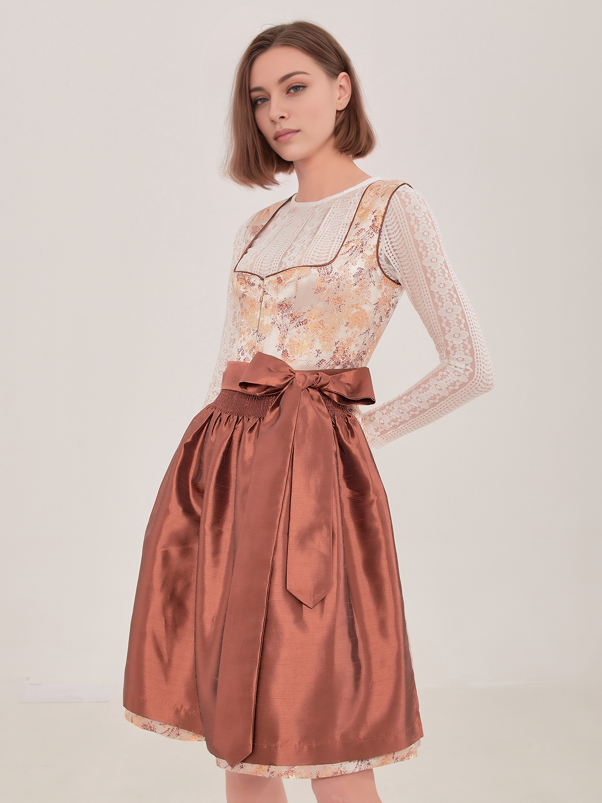 Dirndl in Gelb mit traditionellem Schnitt