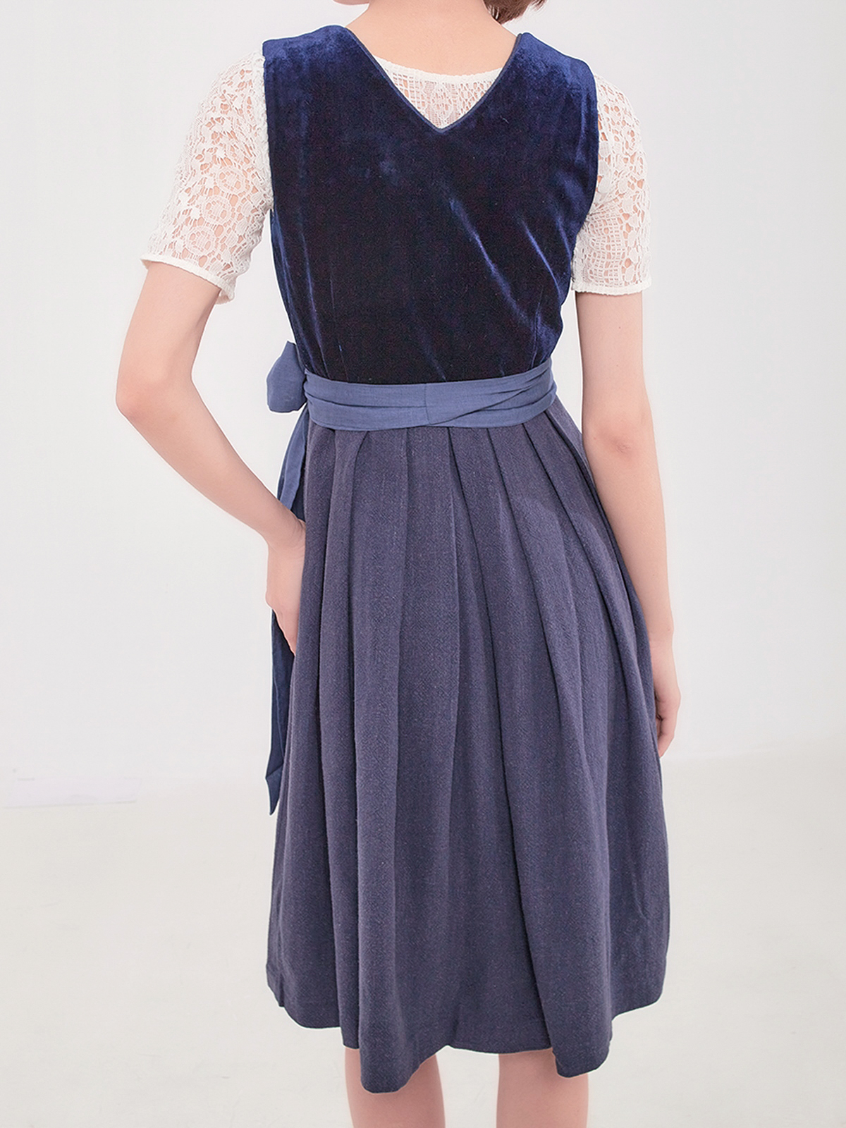 Modernes blaues Dirndl mit floralen Details