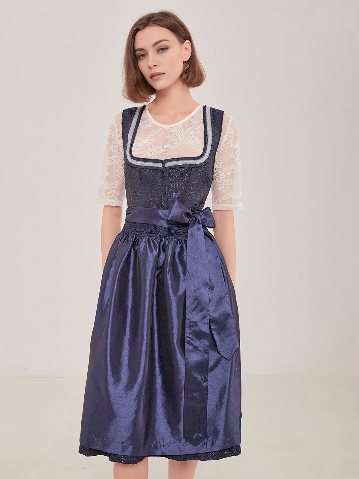 Elegantes blaues Dirndl