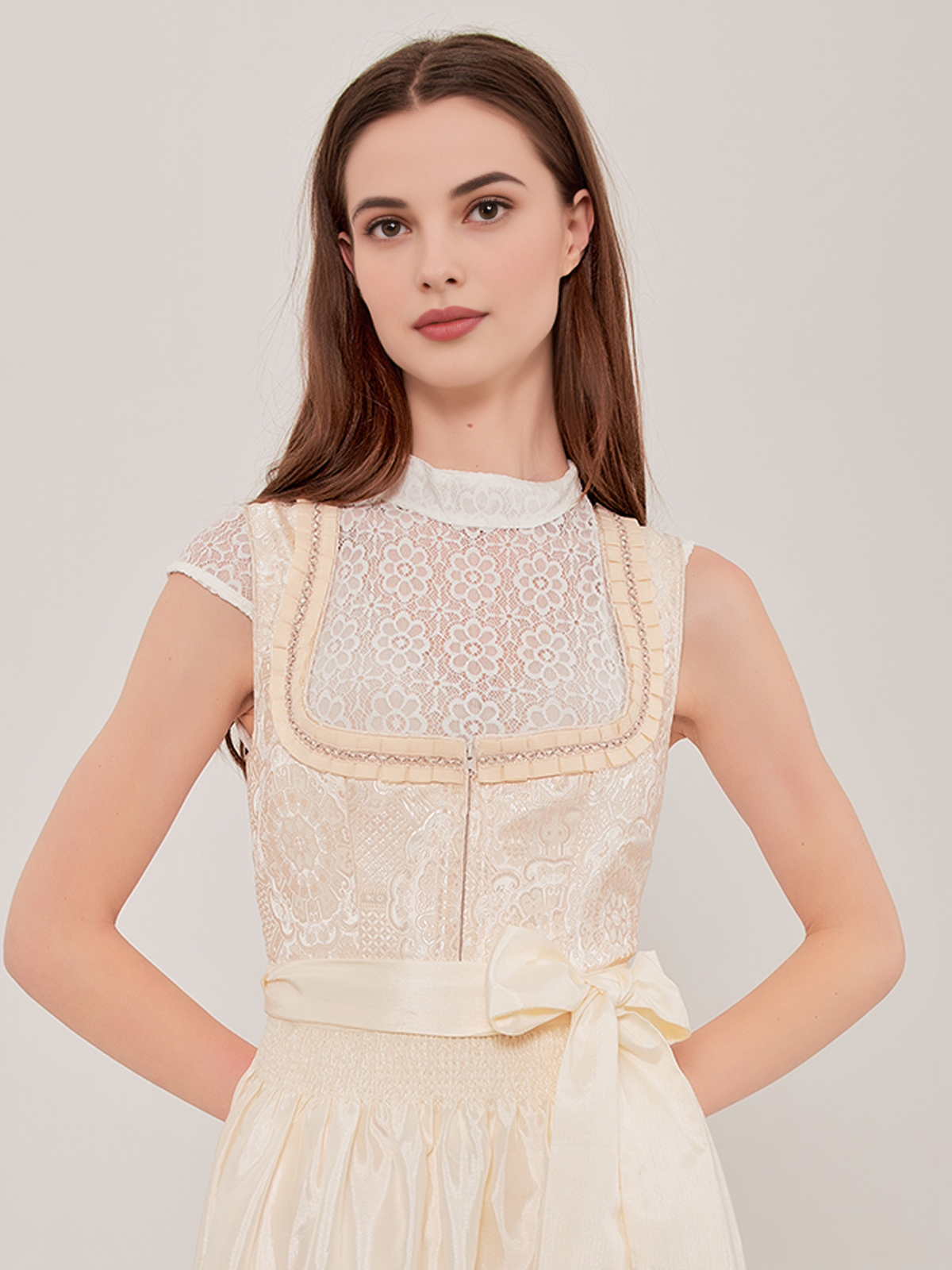 Beige schlichtes Dirndl mit modernem Schnitt