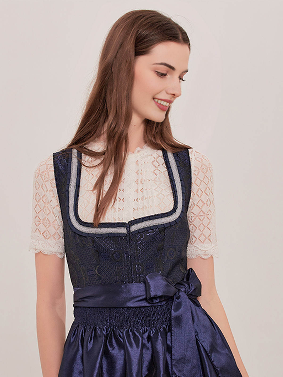 Modernes Dirndl in Blau mit zeitgemäßem Schnitt