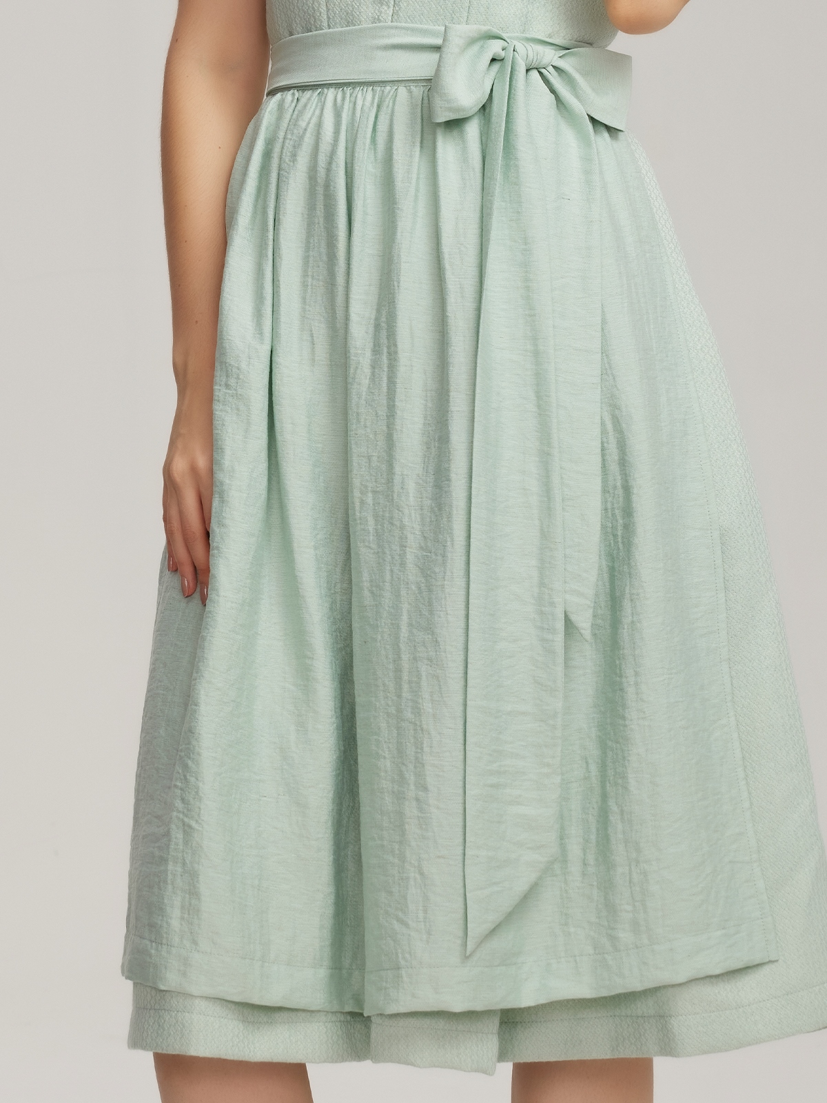 Ein grünes Samt-Dirndl mit floralen Details – perfekt für festliche Anlässe.