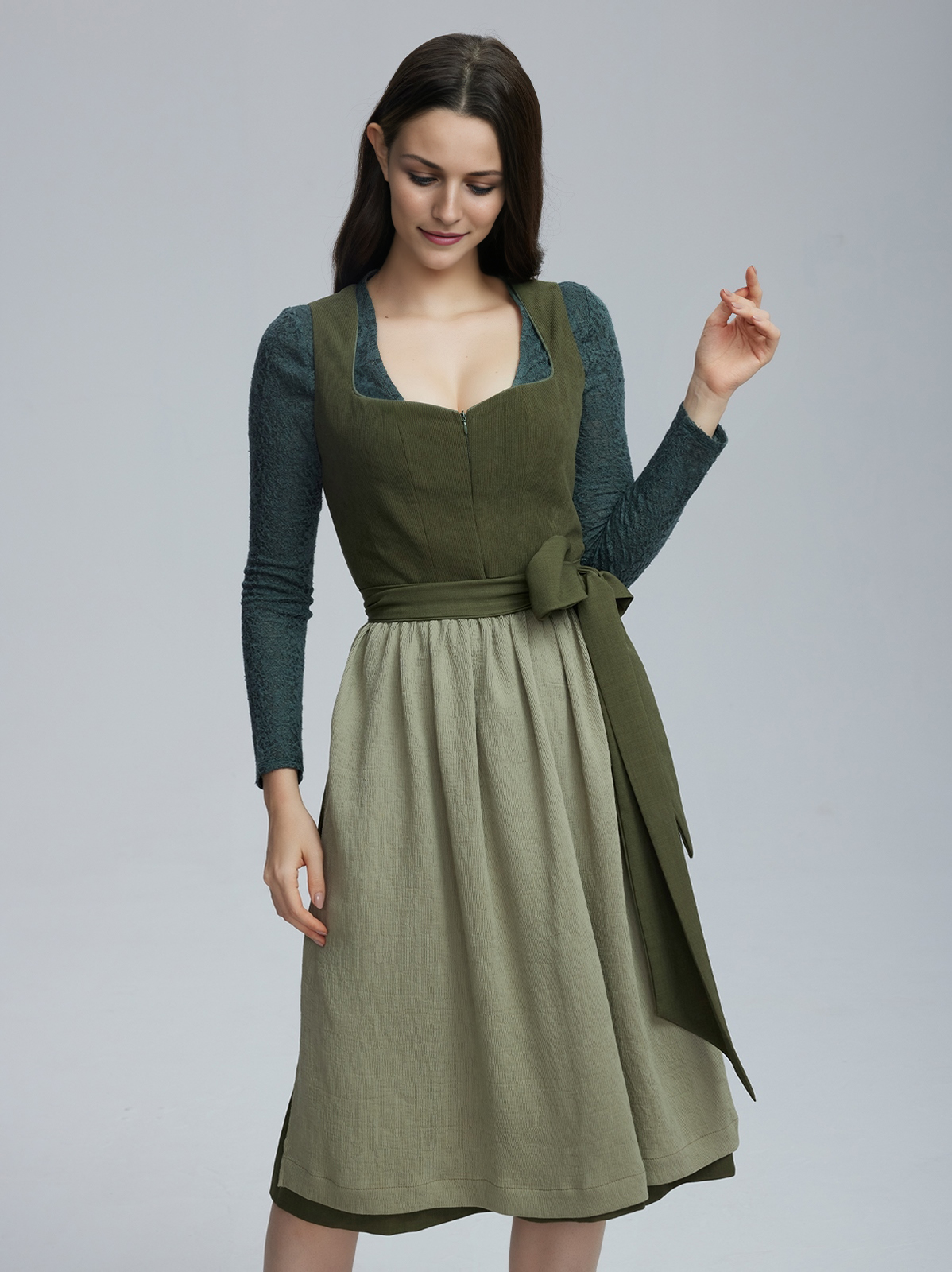 Ein modernes grünes Dirndl mit eleganten Details