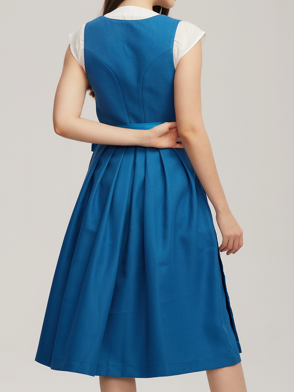 Dirndl in Blau mit blonden Haaren