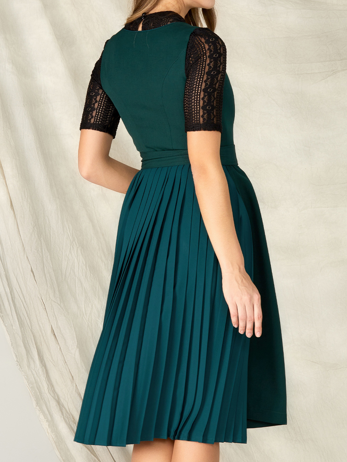 Elegantes graues Samt-Dirndl