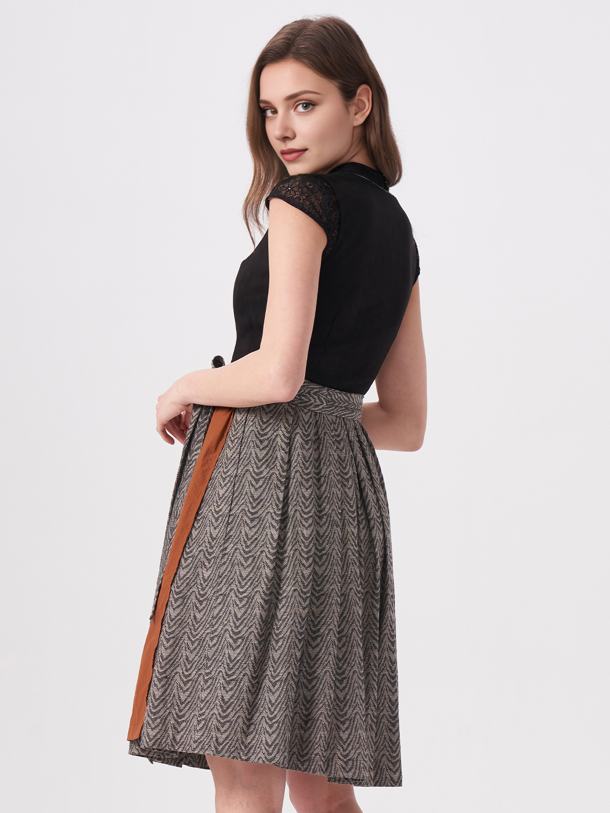 Elegantes blaues Dirndl mit traditionellen Details