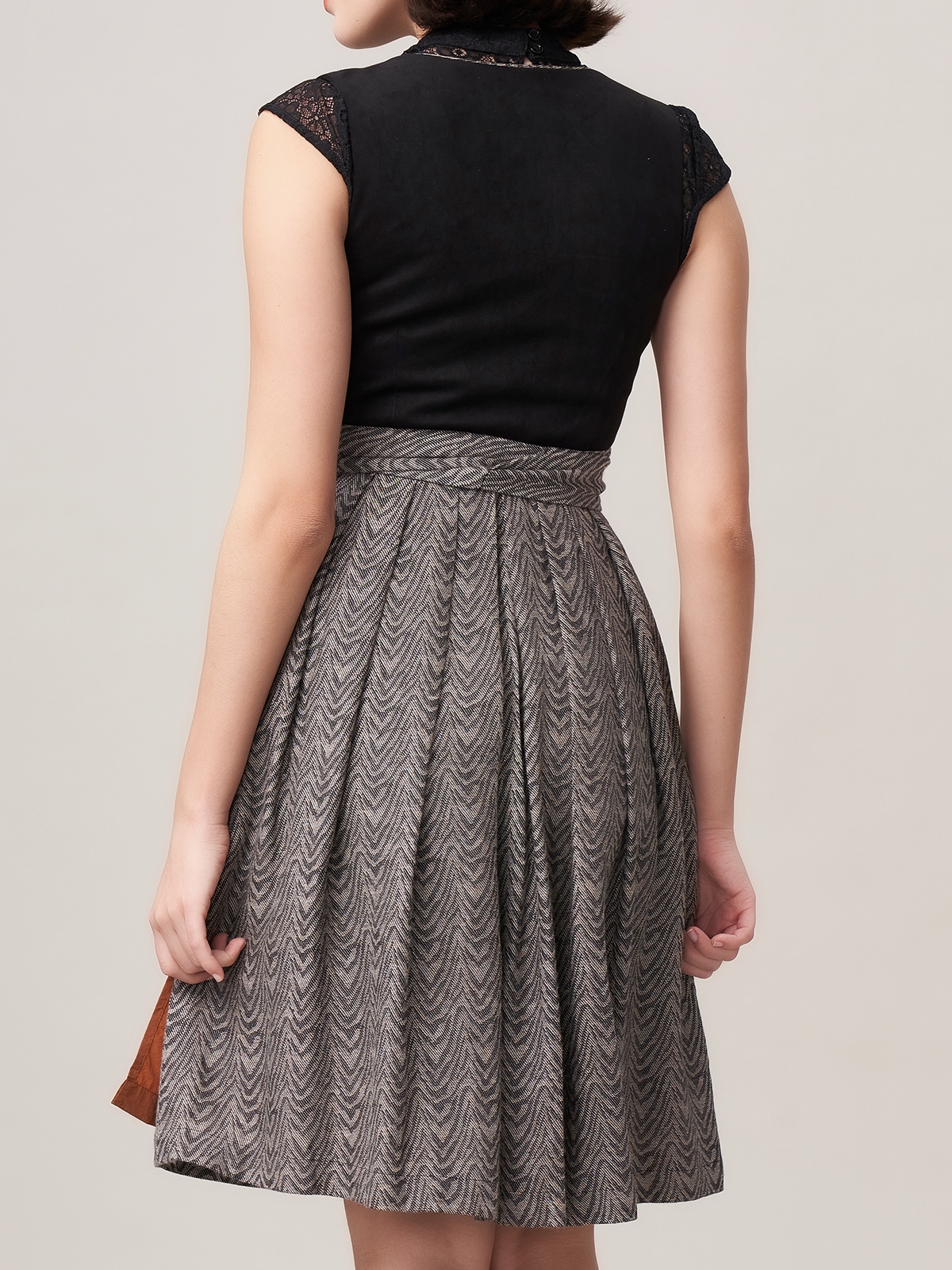 Modernes Dirndl mit schwarzem Trachtenrock und eleganter Bluse