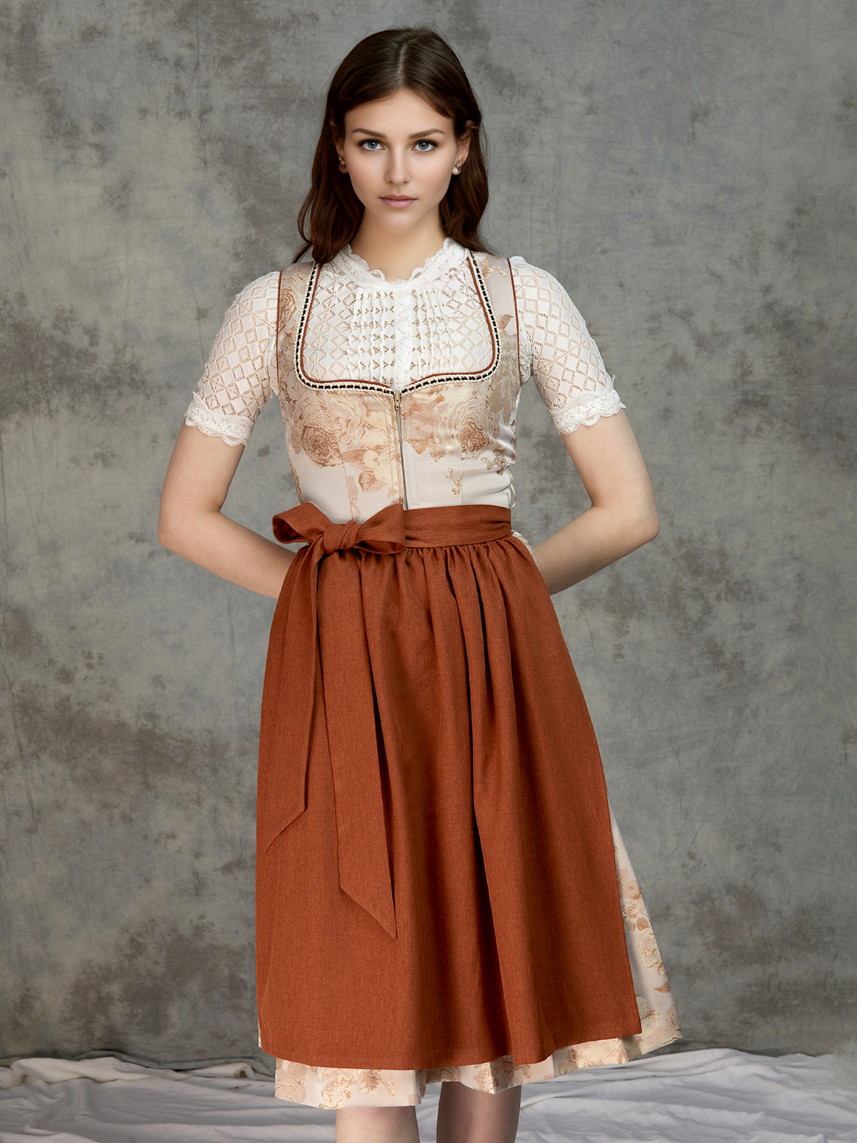 Dirndl in Braun