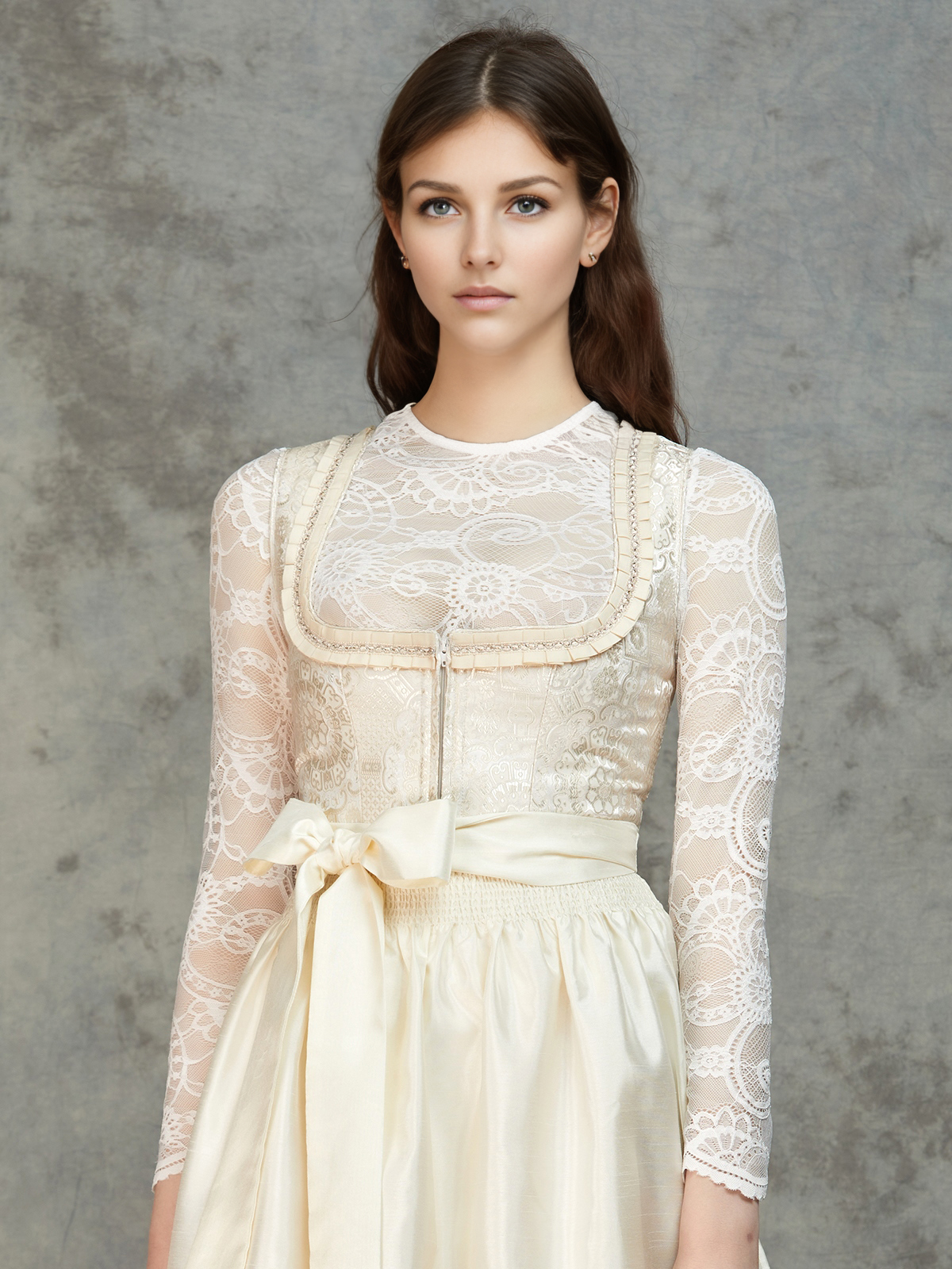 Dirndl in Violett mit weißer Bluse