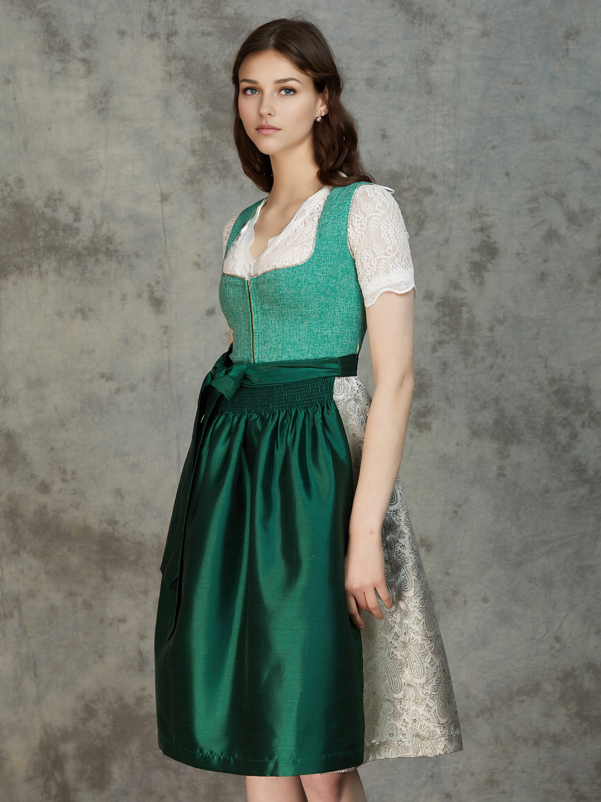 Schwarzes Dirndl mit blauer Schürze