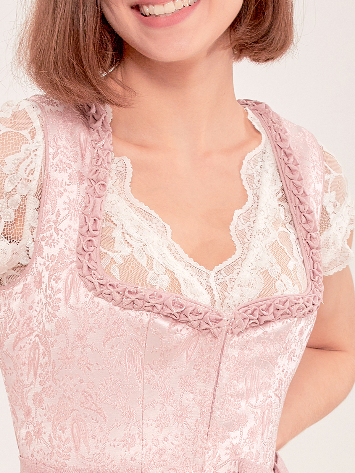 Gelbes Dirndl mit floralen Details