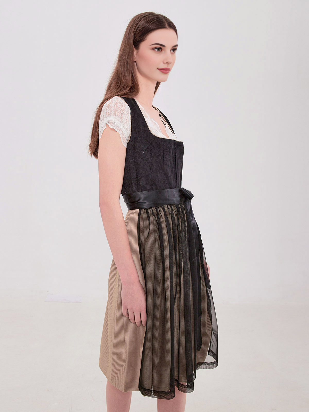 Rotes Samt-Dirndl in Eleganz