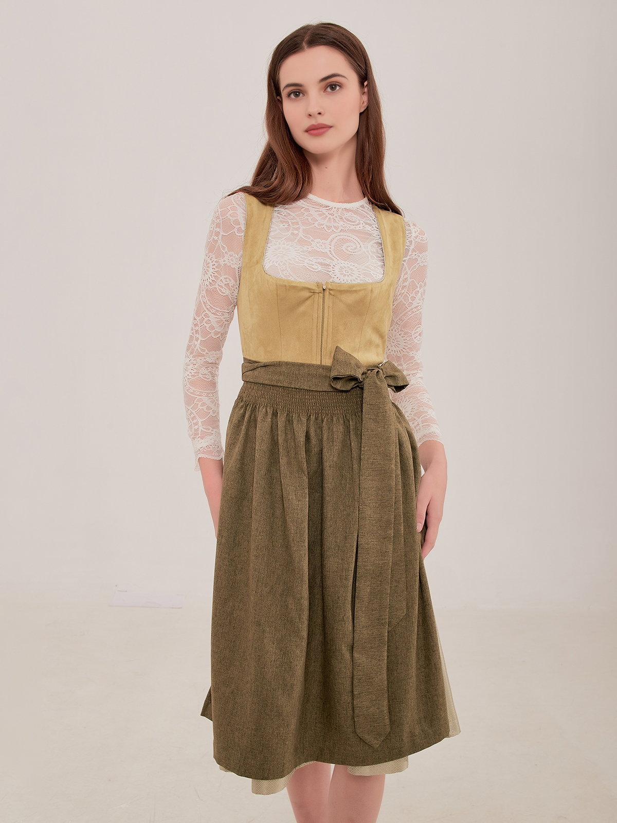 Weisser Spitzenbody mit Dirndl-Kombination