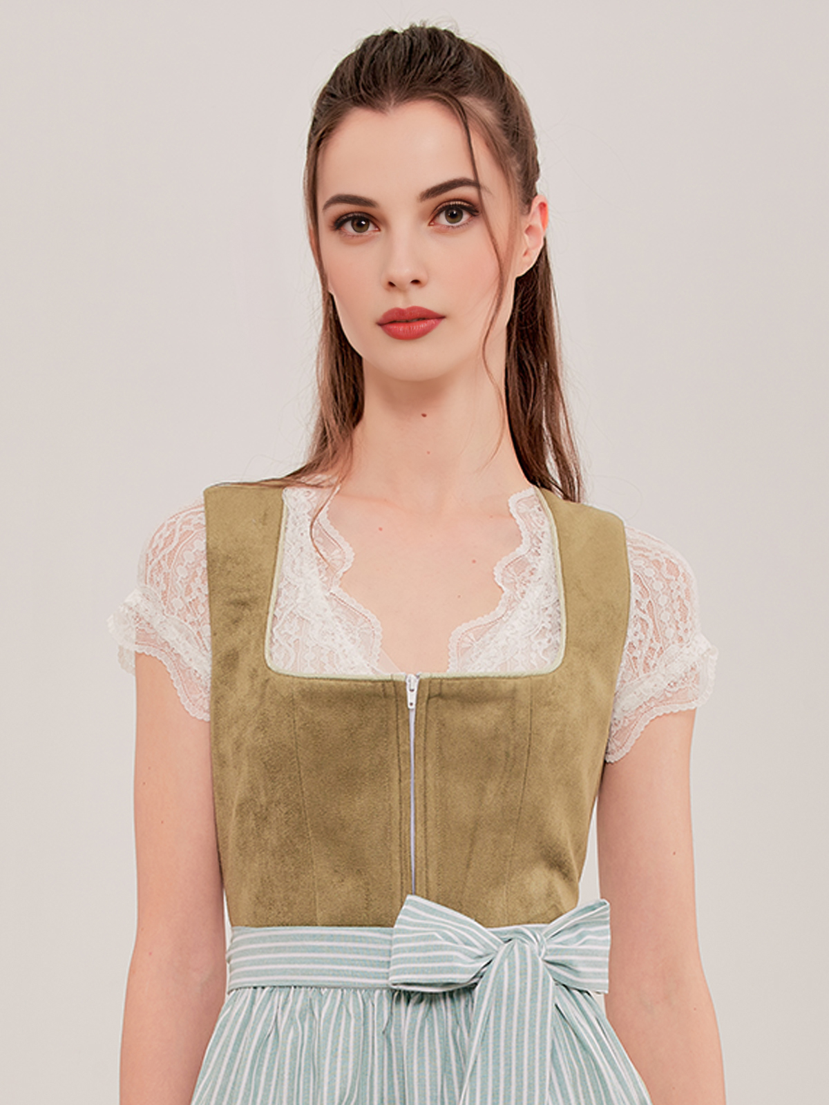 Modernes grünes Dirndl mit schlankem Schnitt