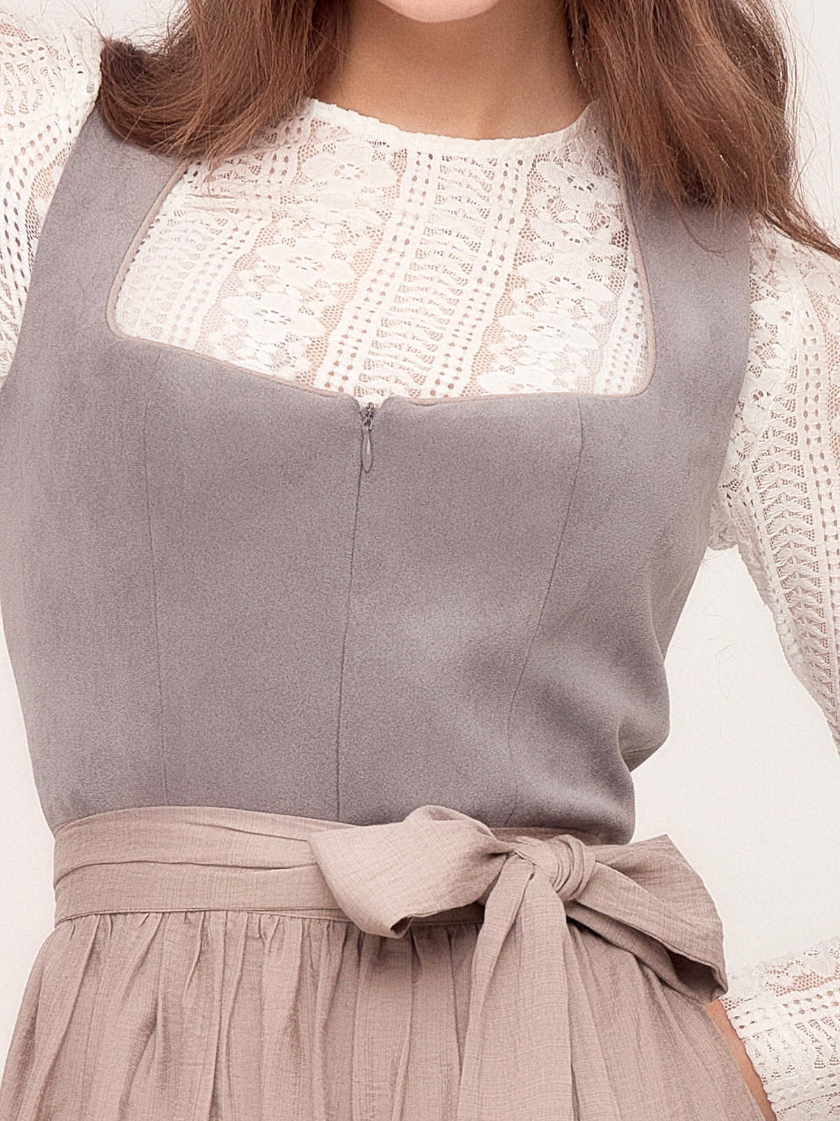 Modernes graues Dirndl mit Ärmeln