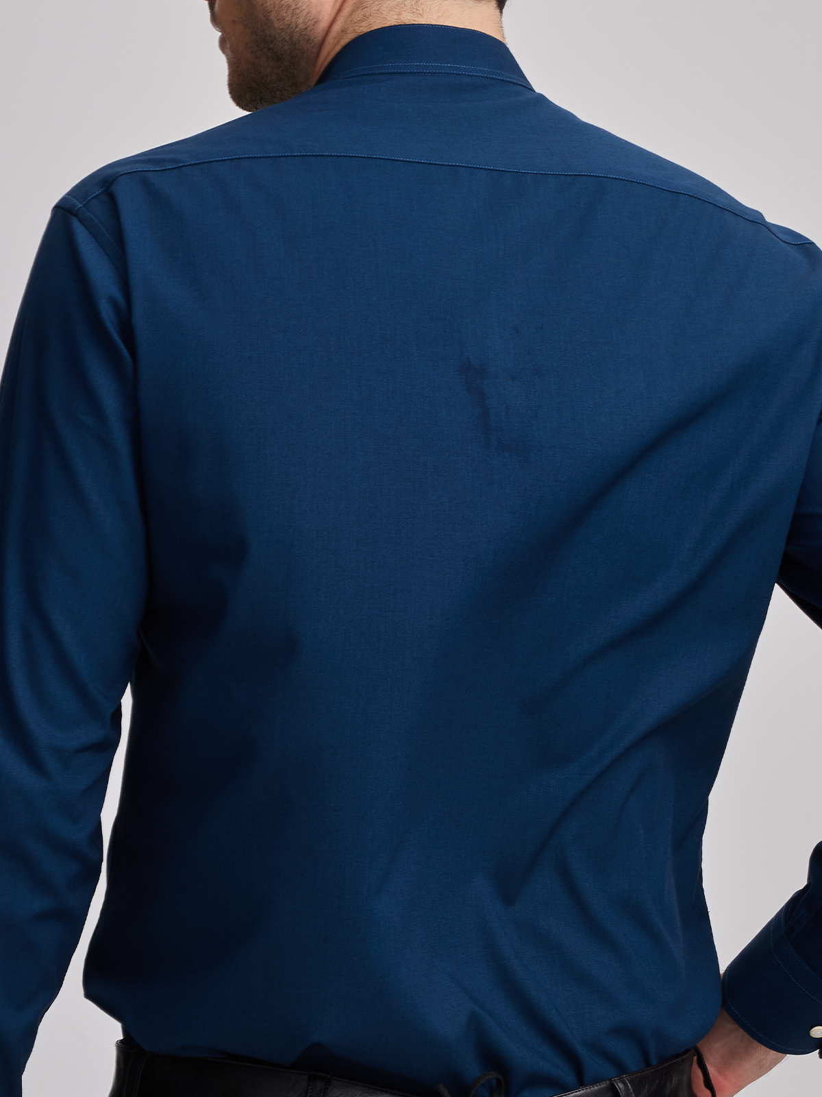 Modernes Dirndl in Blau mit V-Ausschnitt