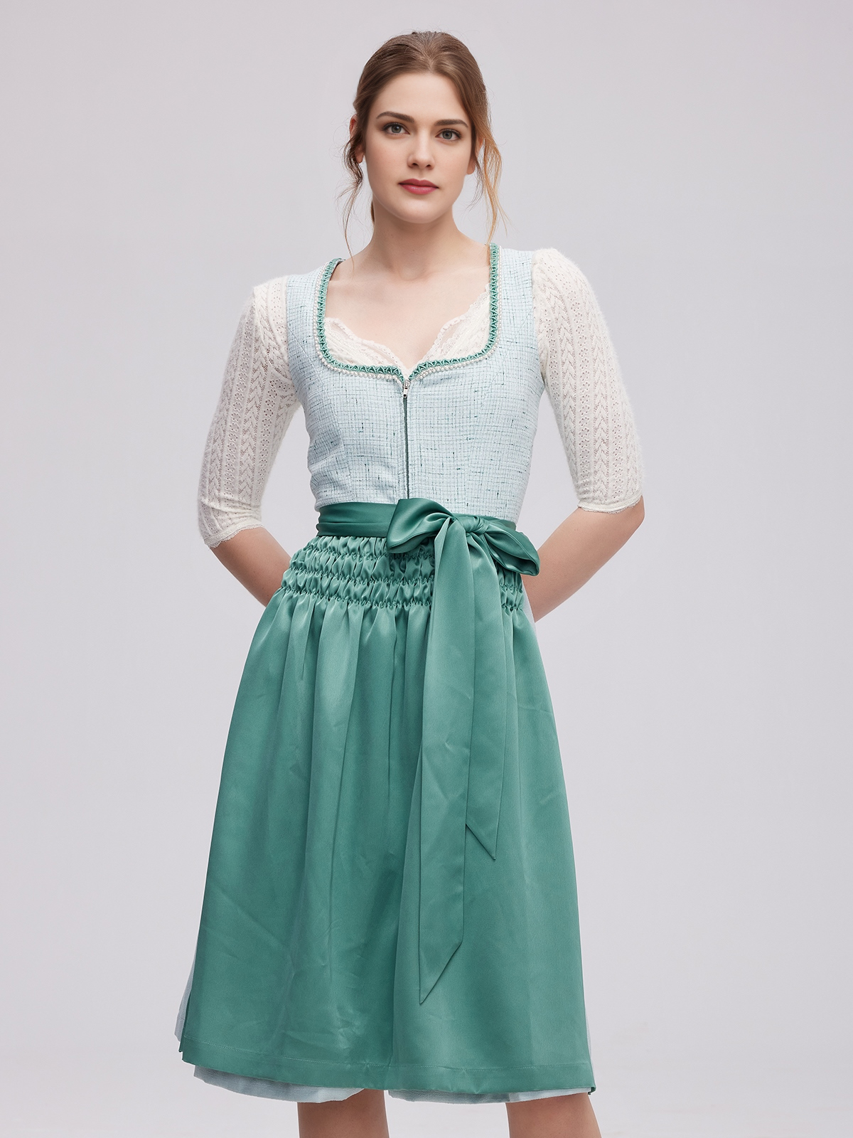 Ein elegantes grünes Samt-Dirndl mit modernen Details