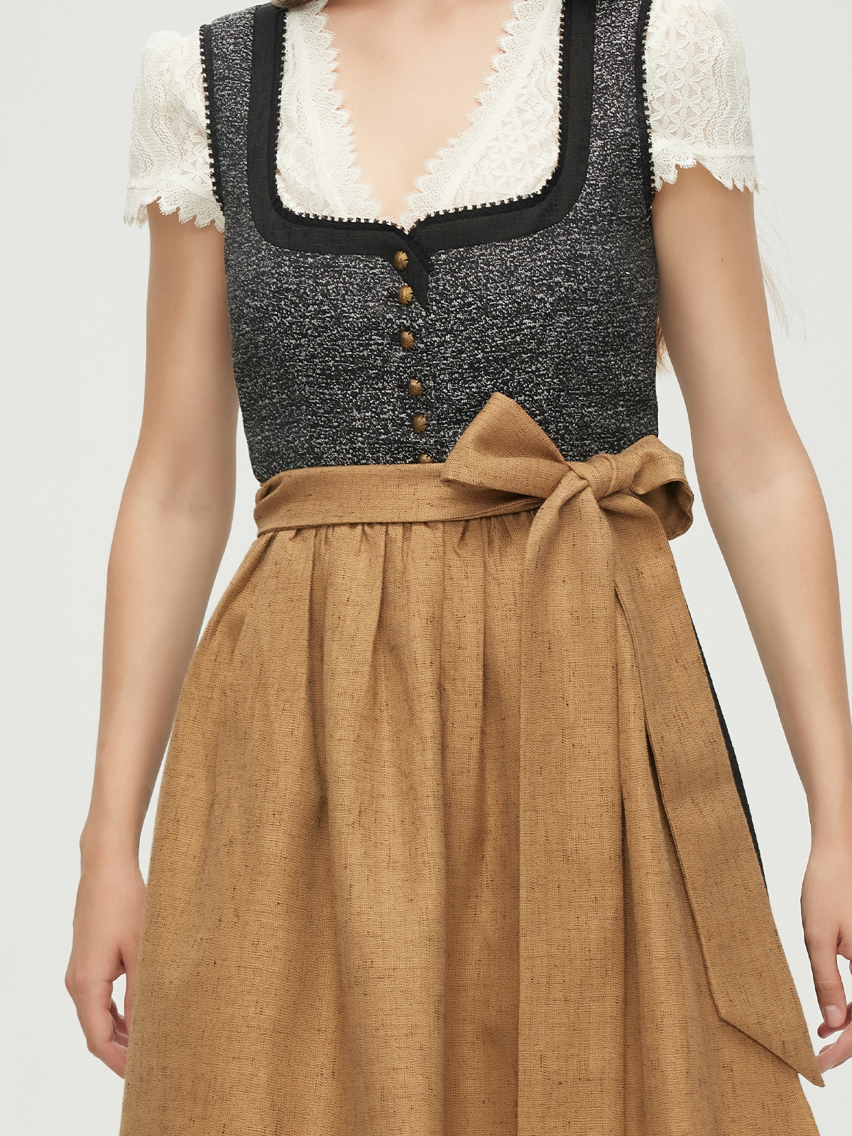 Modernes Dirndl in Schwarz mit schlankem Schnitt