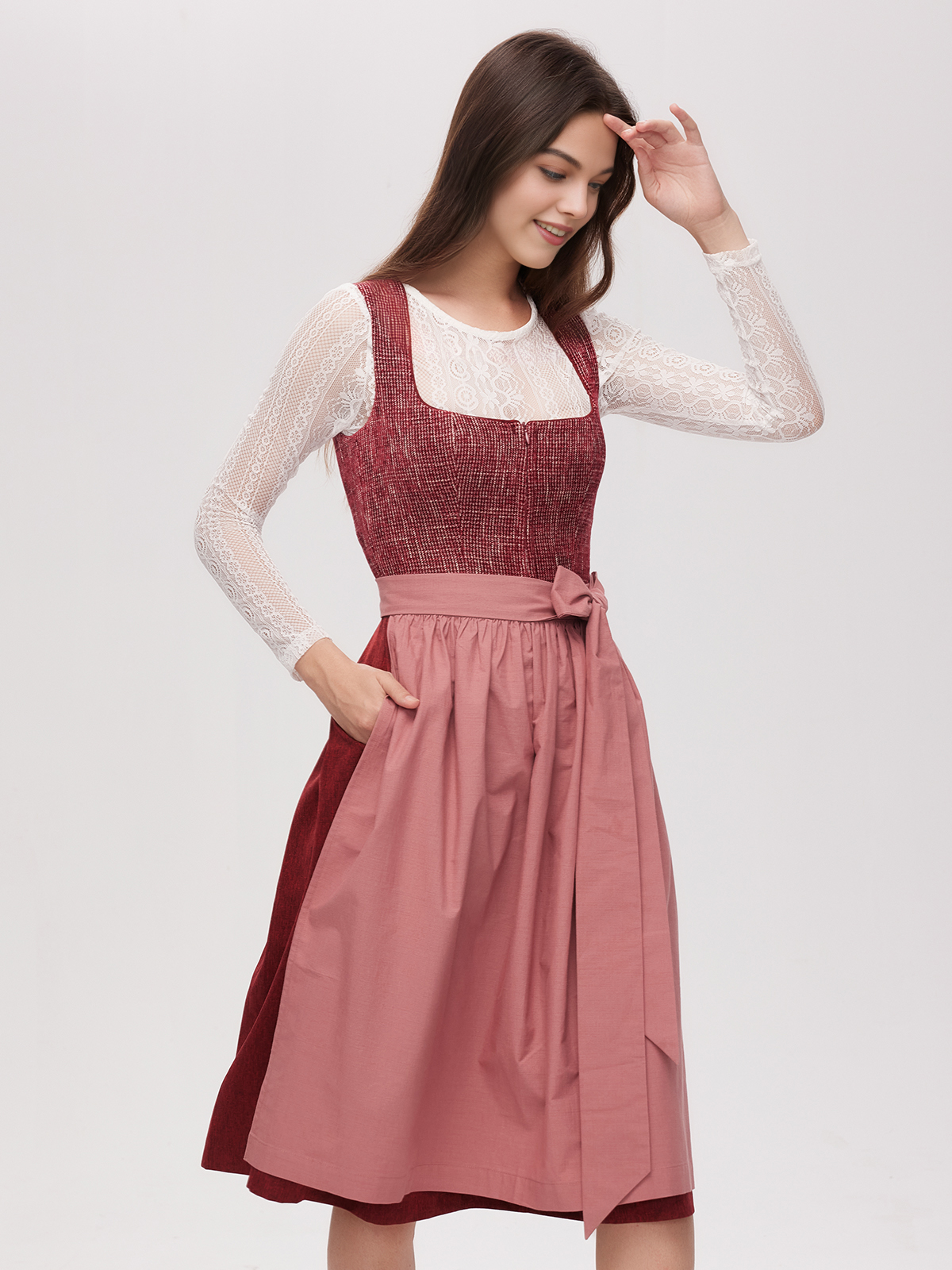 Dirndl in Rot mit Spitzenschürze