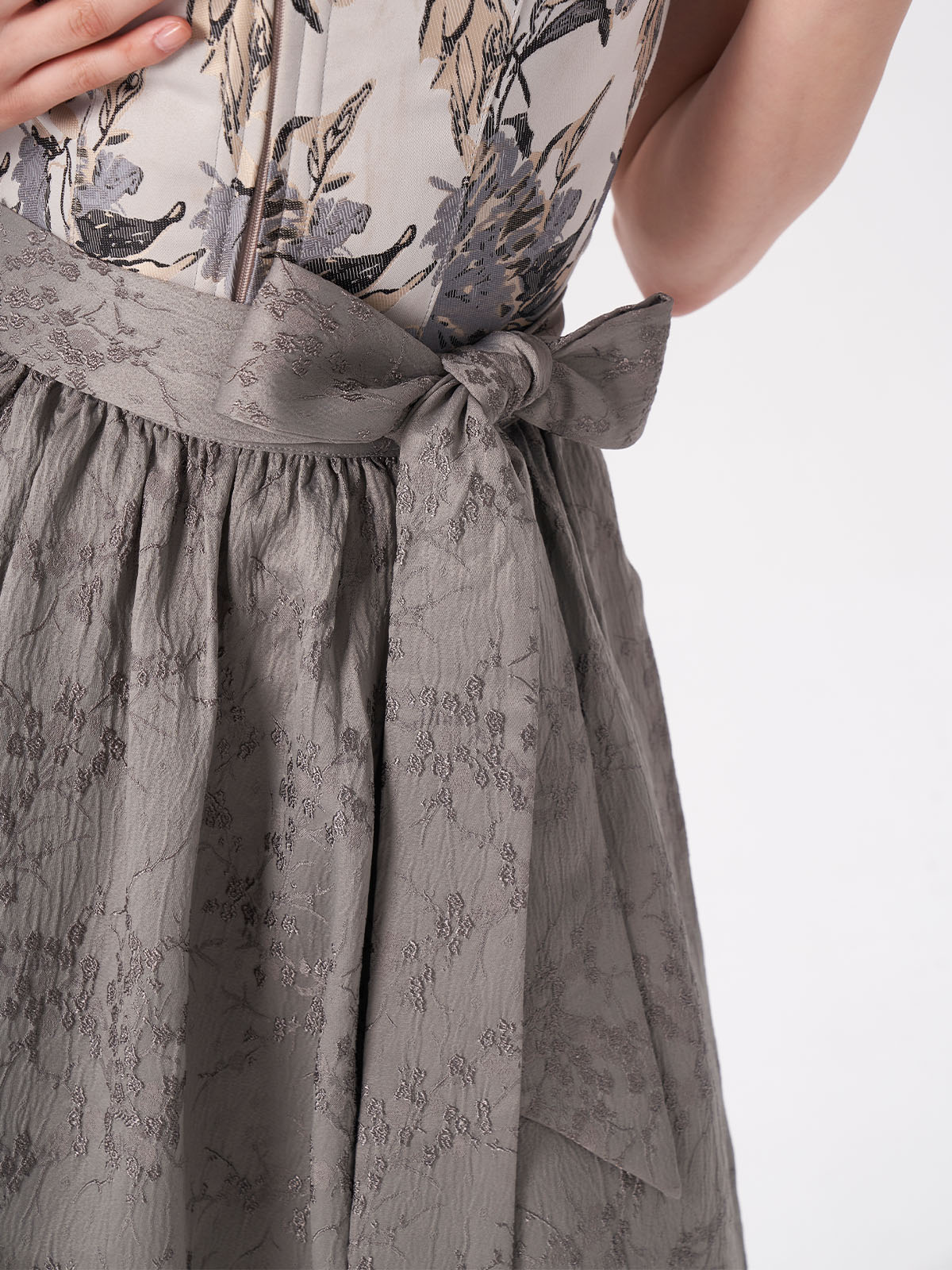 Traditionelles graues Dirndl mit modernem Schnitt