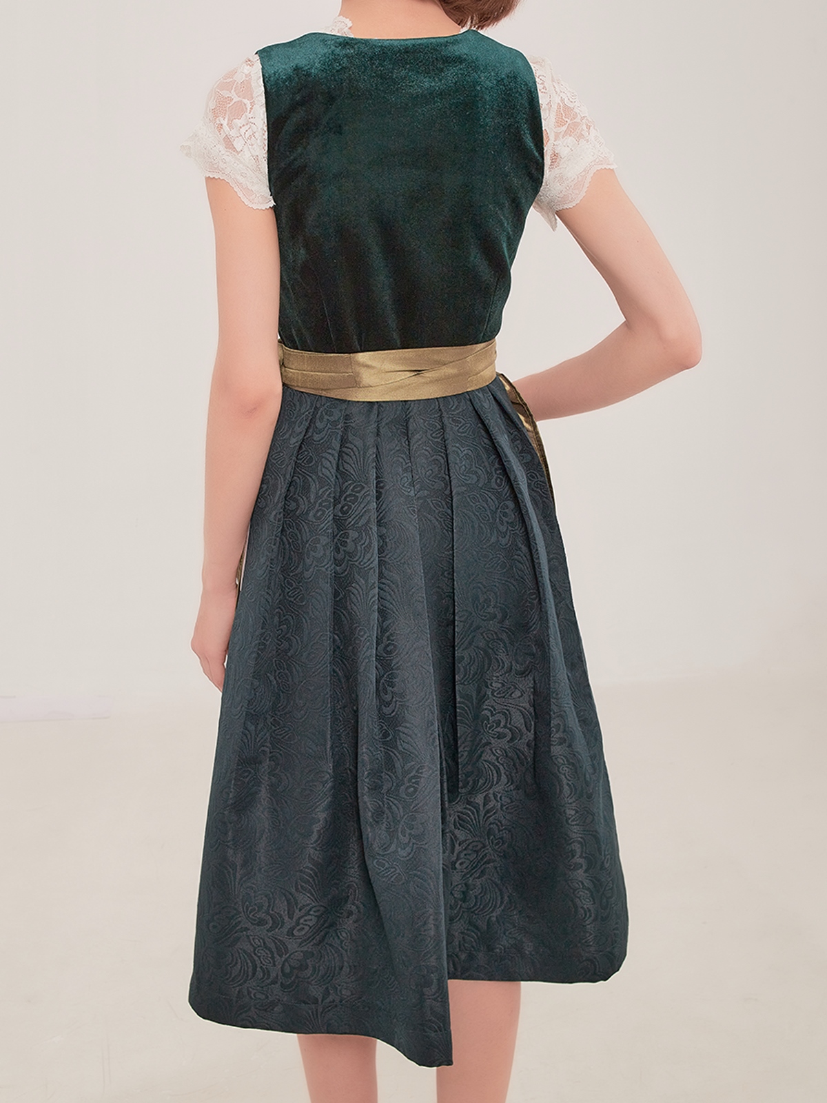 Modernes Dirndl in Grün
