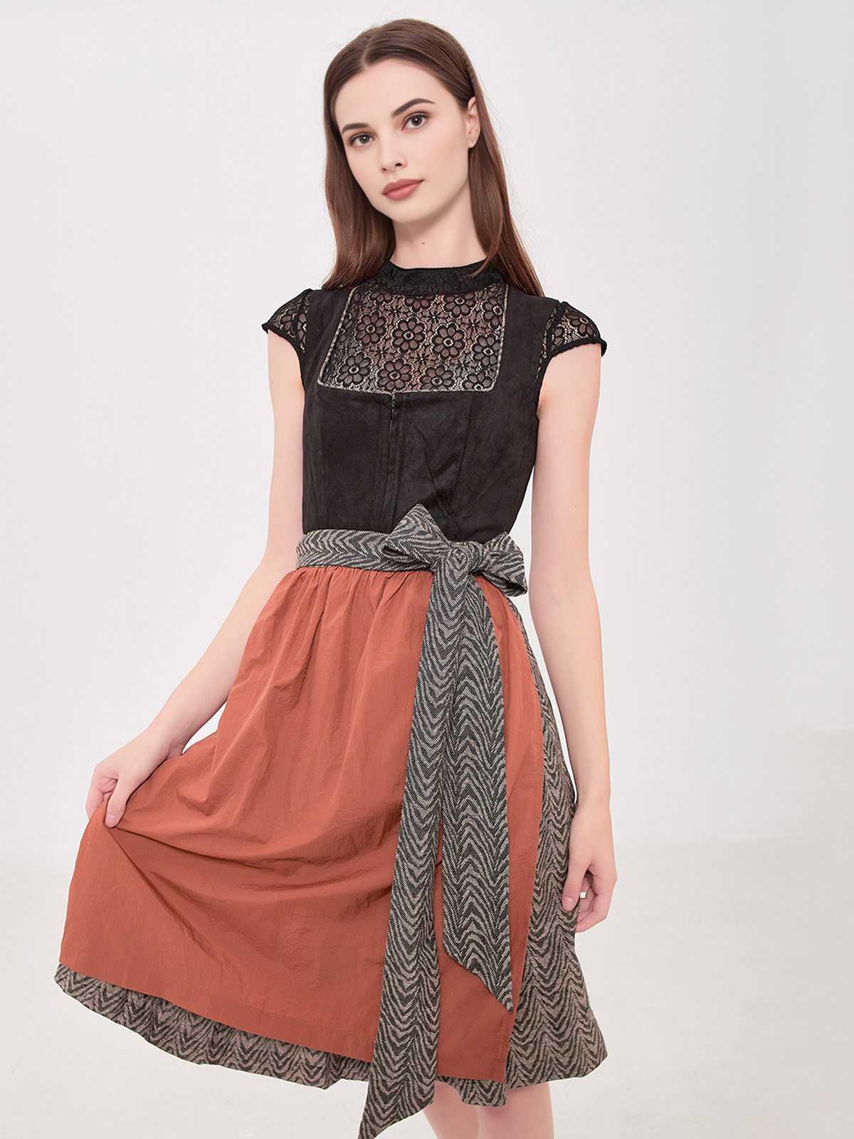 Dirndl mit Spitzenbluse
