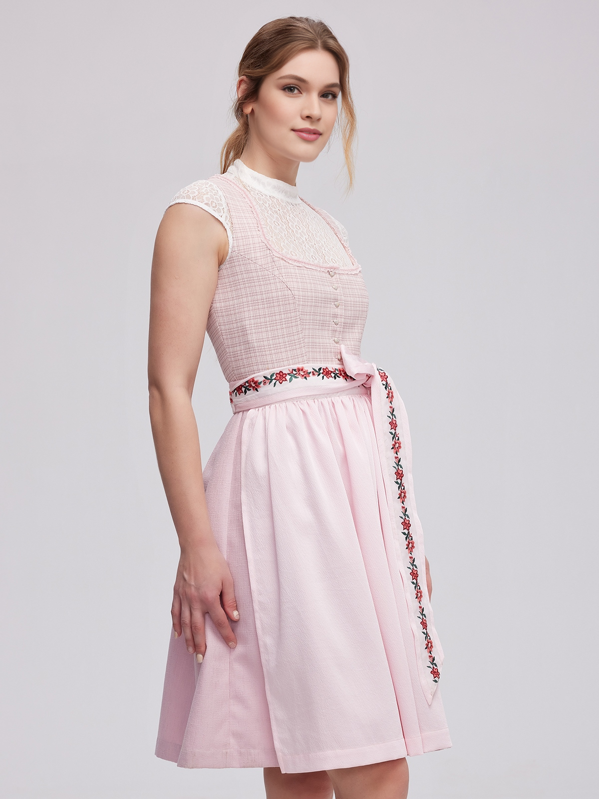 Rote Dirndl mit floralen Details
