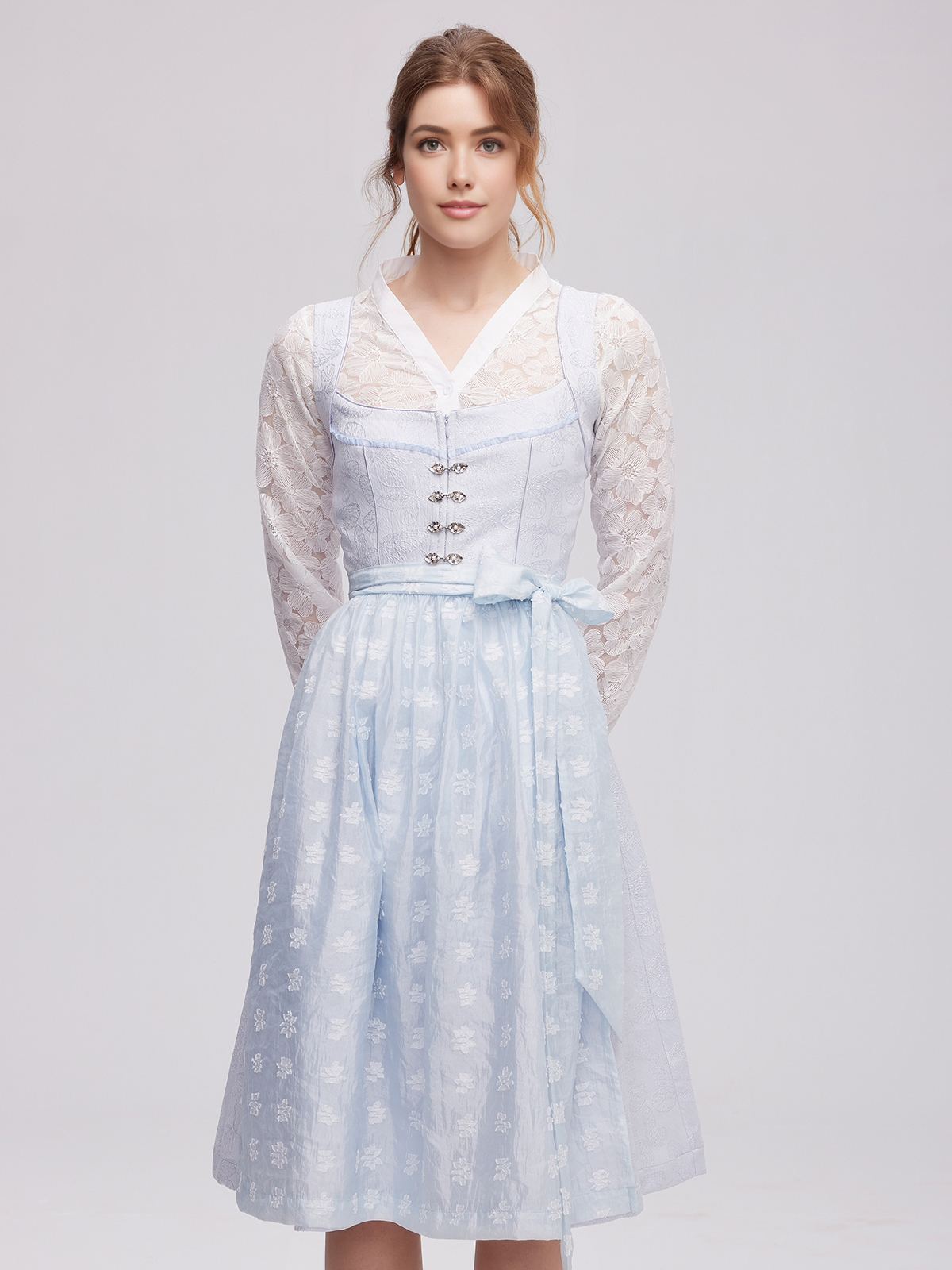 Klassisches blaues Dirndl mit weißer Schürze