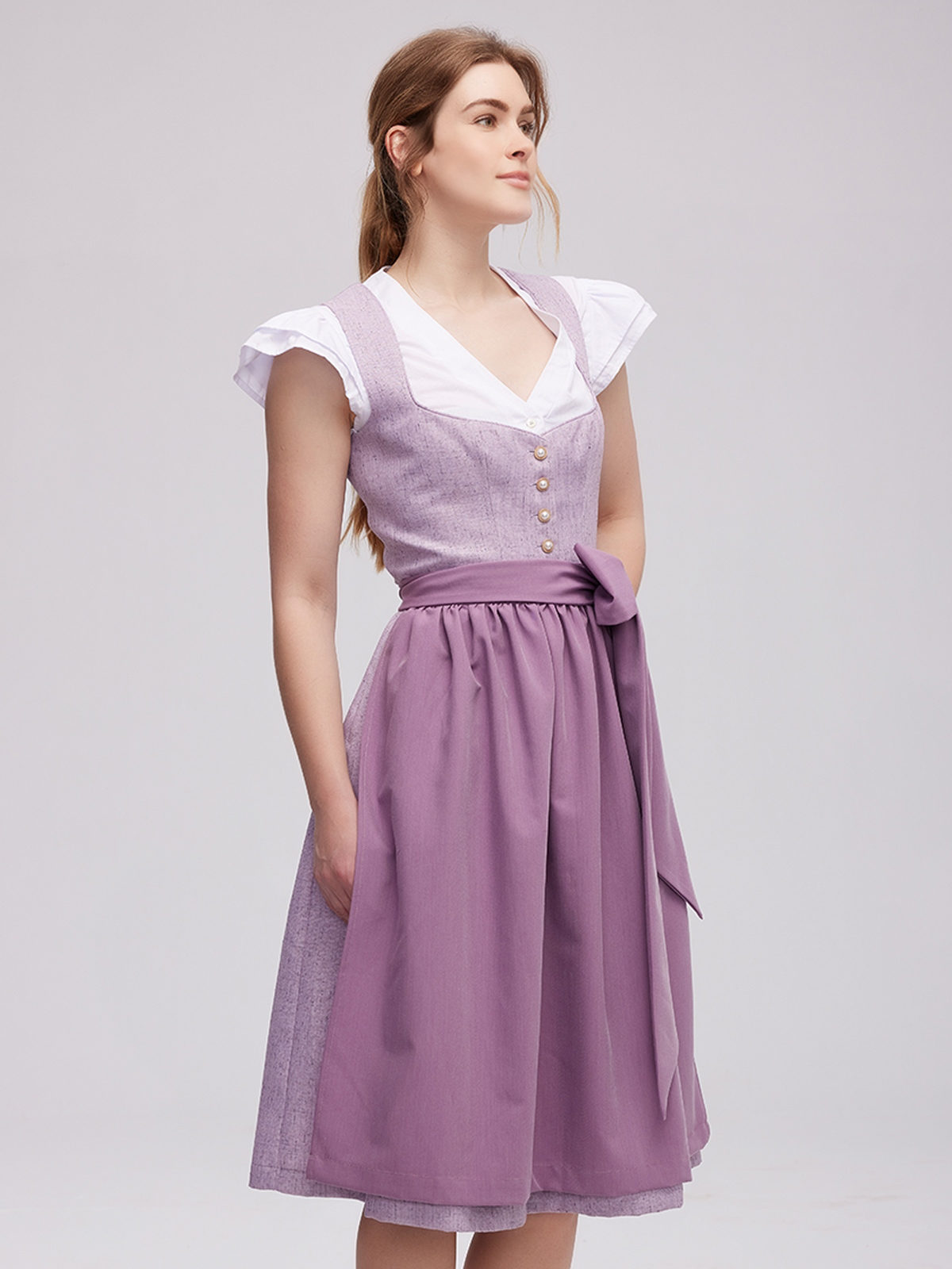 Dirndl in Lila mit modernem Schnitt