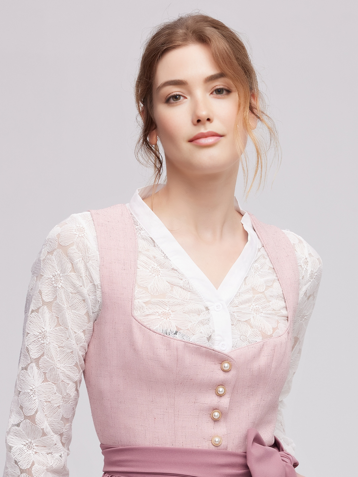 Dirndl in Rosa mit hochgeschlossenem Schnitt