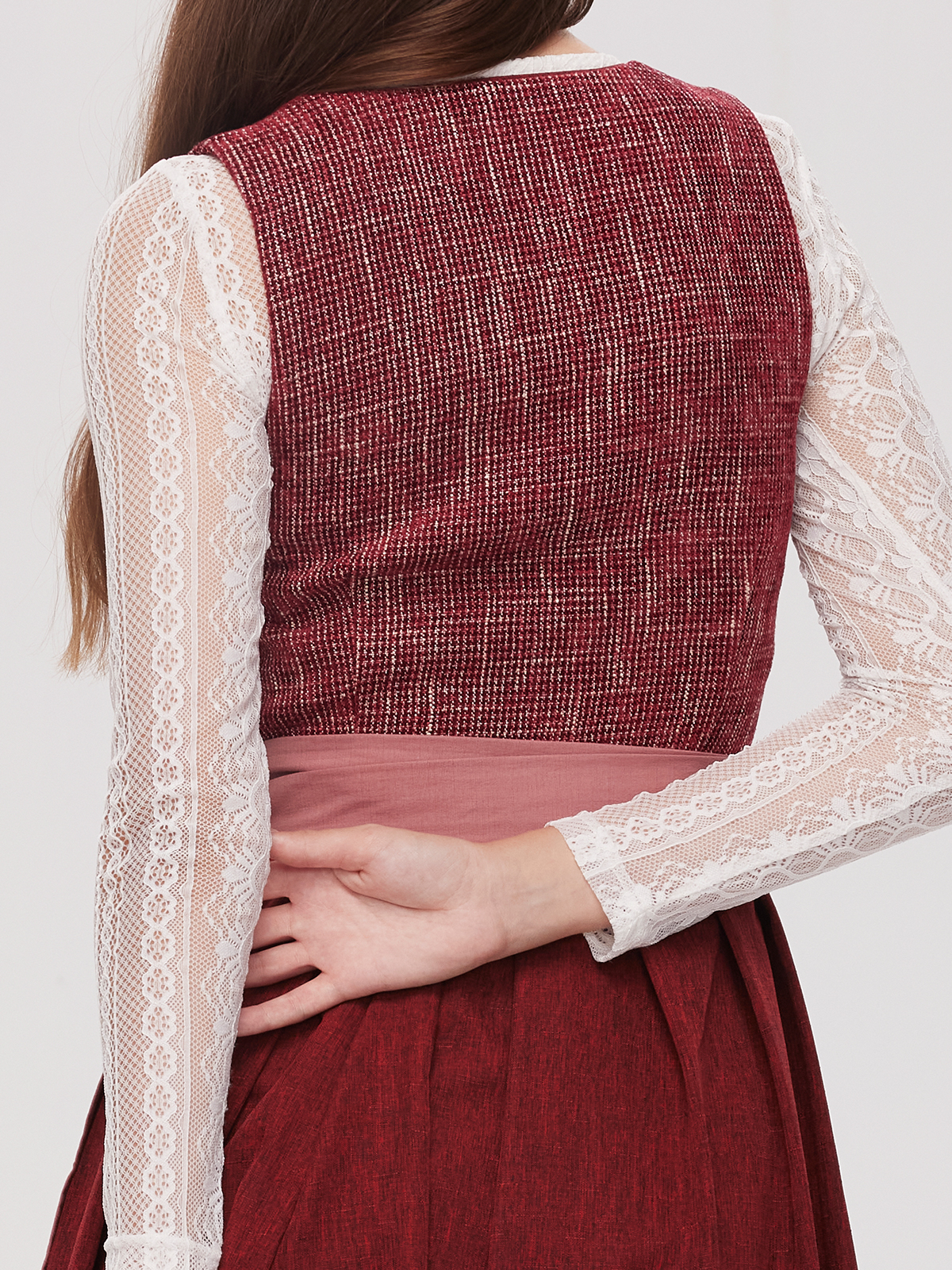 Dirndlbluse dunkelrot – eleganter Stil mit Tradition