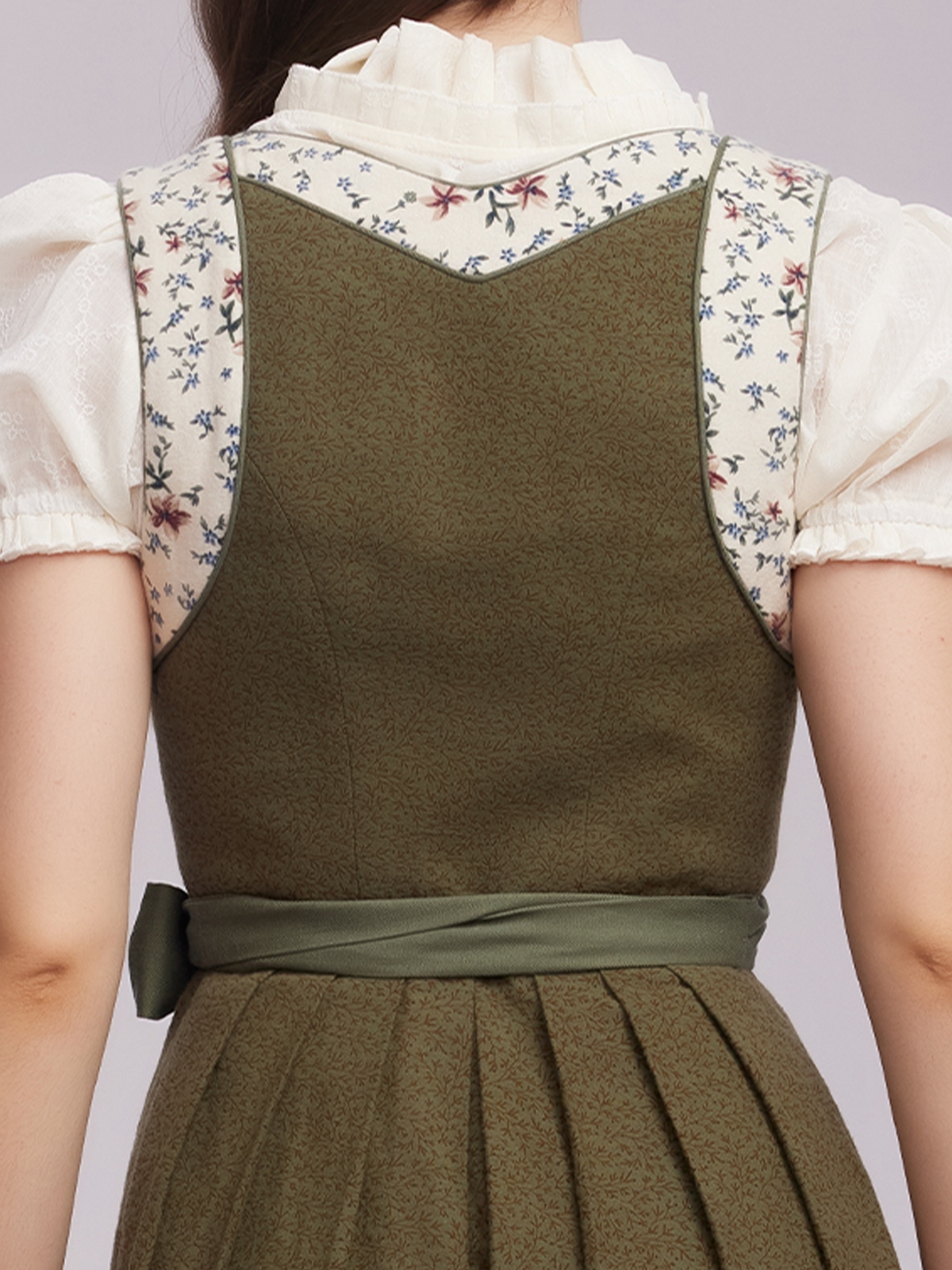 Dunkelgrünes Dirndl mit floralen Details
