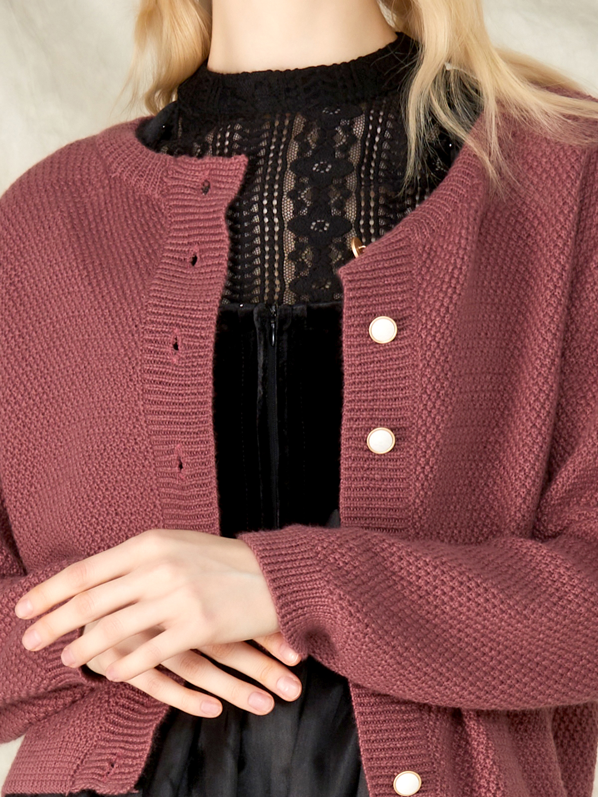 Eine moderne Dirndlbluse kurzarm Spitze in lila mit feinen Details