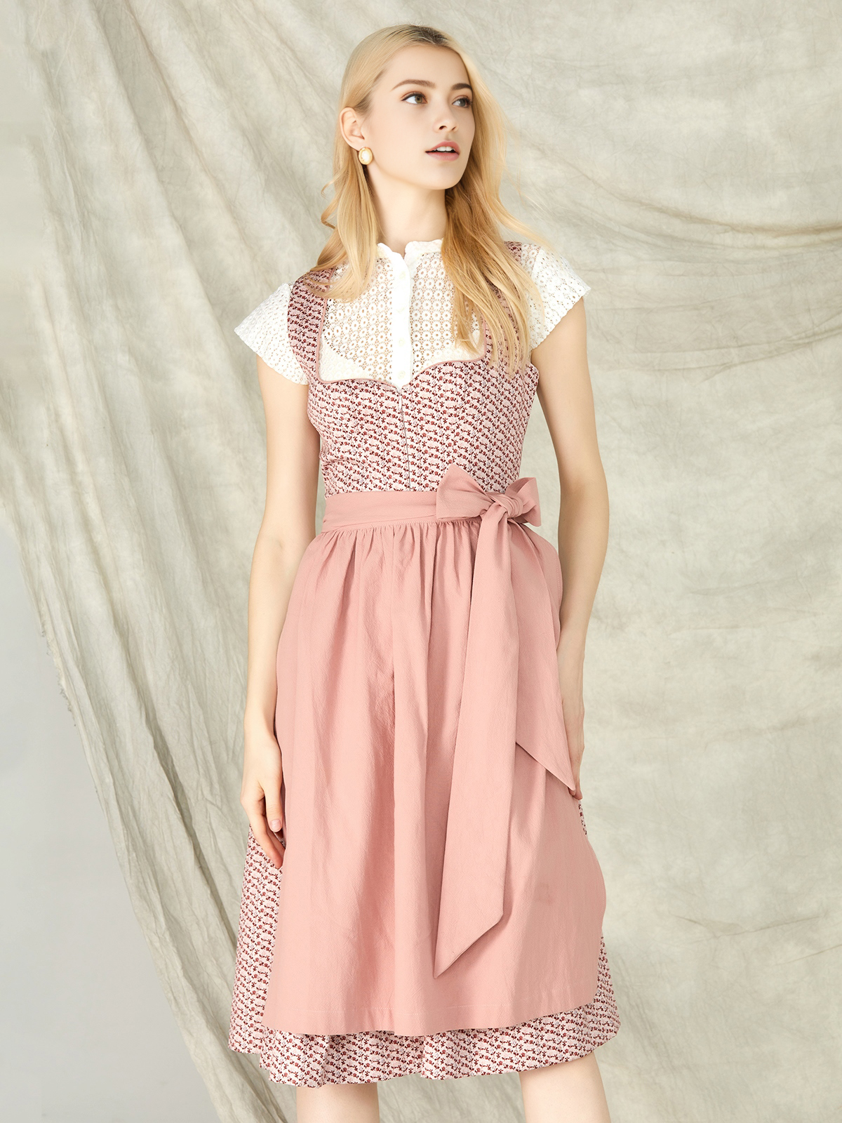 Dirndl in Rosa – Eleganz und Tradition vereint
